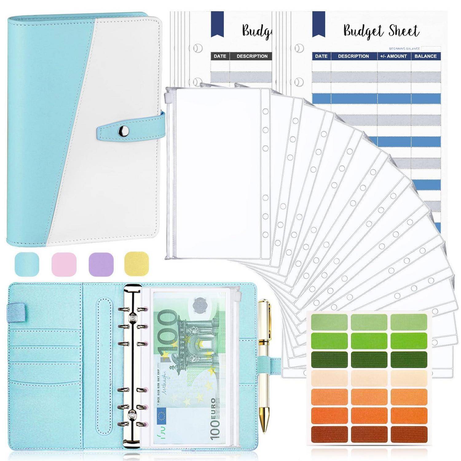 Ein zartes blaugraues Budget-Ordner-Set mit Nachfüllseiten, Budget-Formularblättern, Münztaschen, Registern, Stift, Euro-Schein und farbigen Beschriftungsaufklebern.