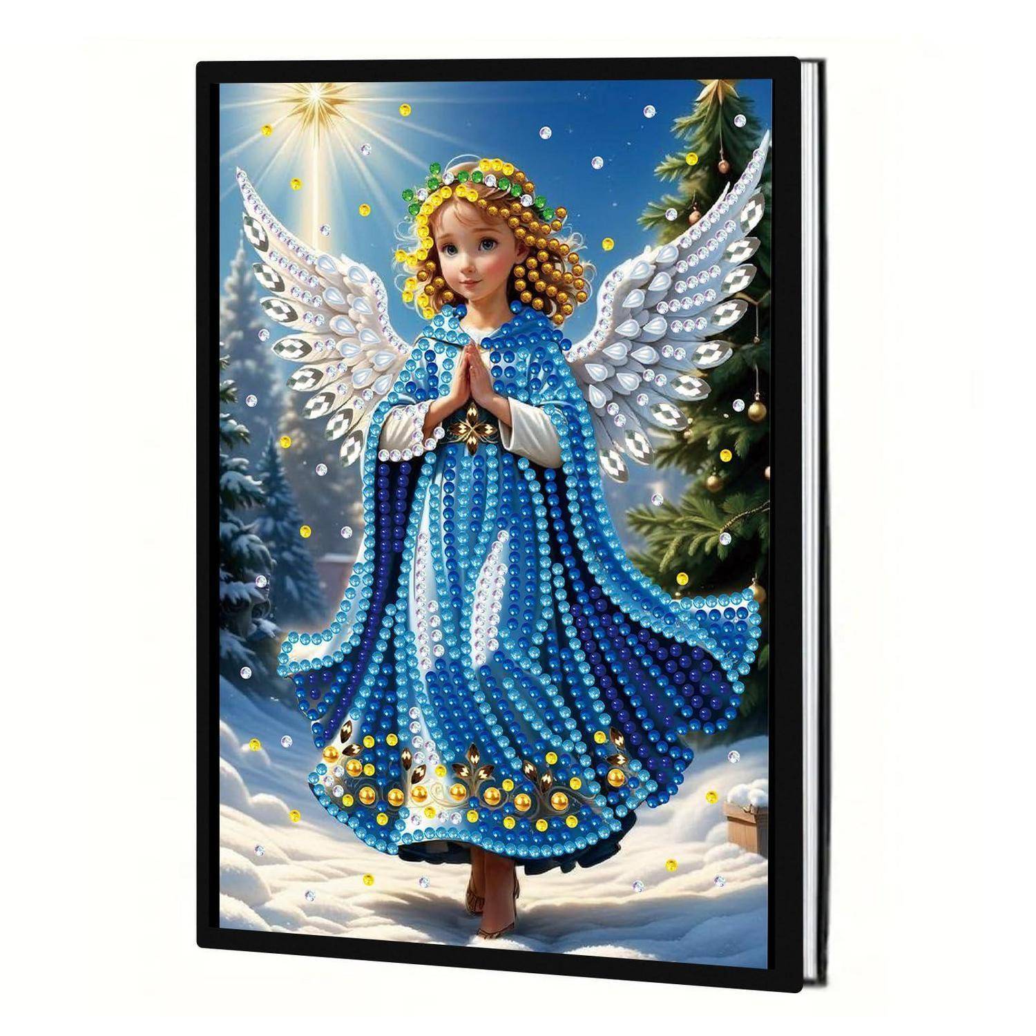 Gerahmtes Kunstwerk eines betenden Engelmädchens in einem blauen Gewand mit weißen Flügeln, stehend in einer verschneiten Winterszene mit Bäumen und Sonnenstrahlen.