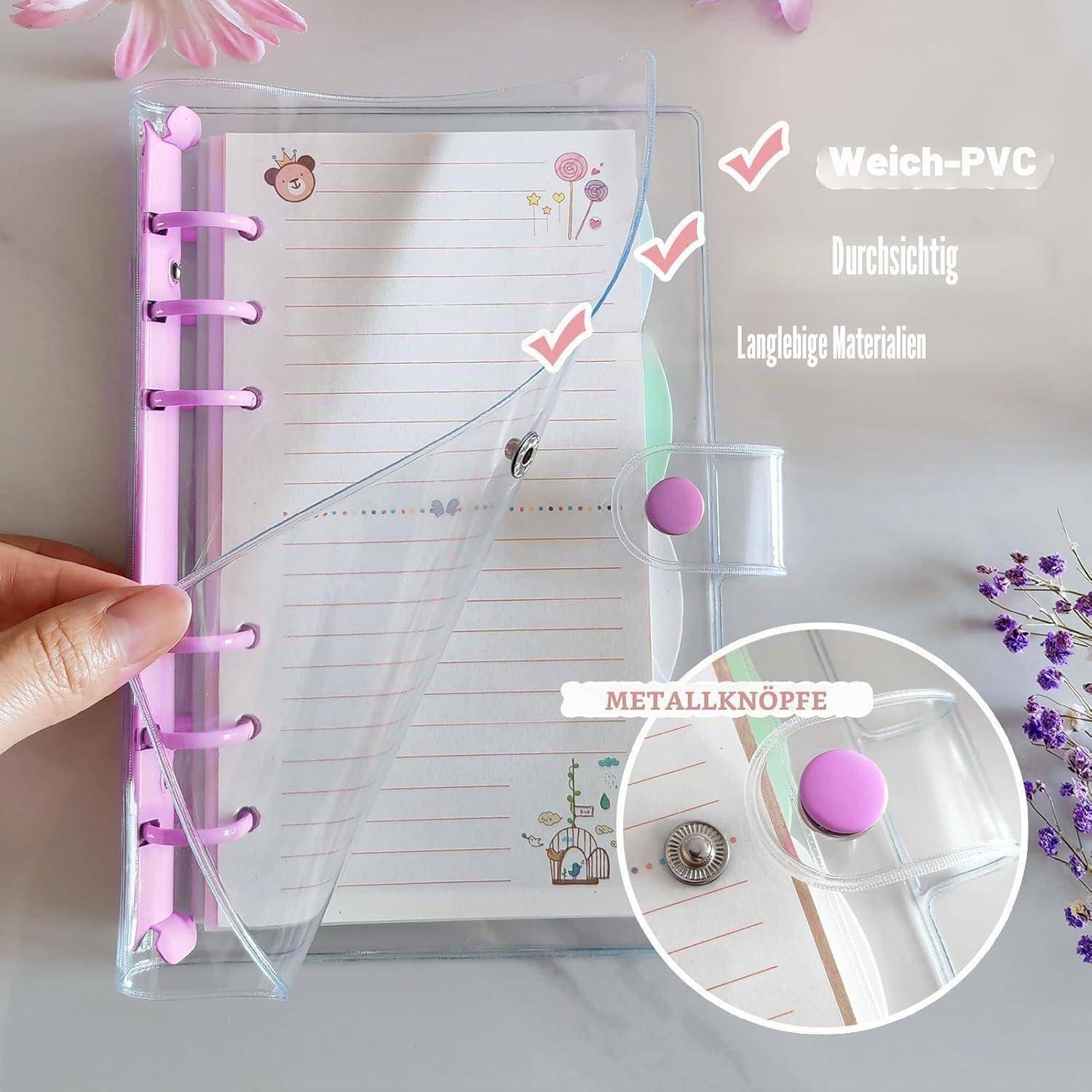 Transparante PVC-Ringbindernotizbucheinband mit violetten Ringen und Druckknopf, gezeigt mit deutschen Bezeichnungen, die Transparenz und langlebige Materialien hervorheben.
