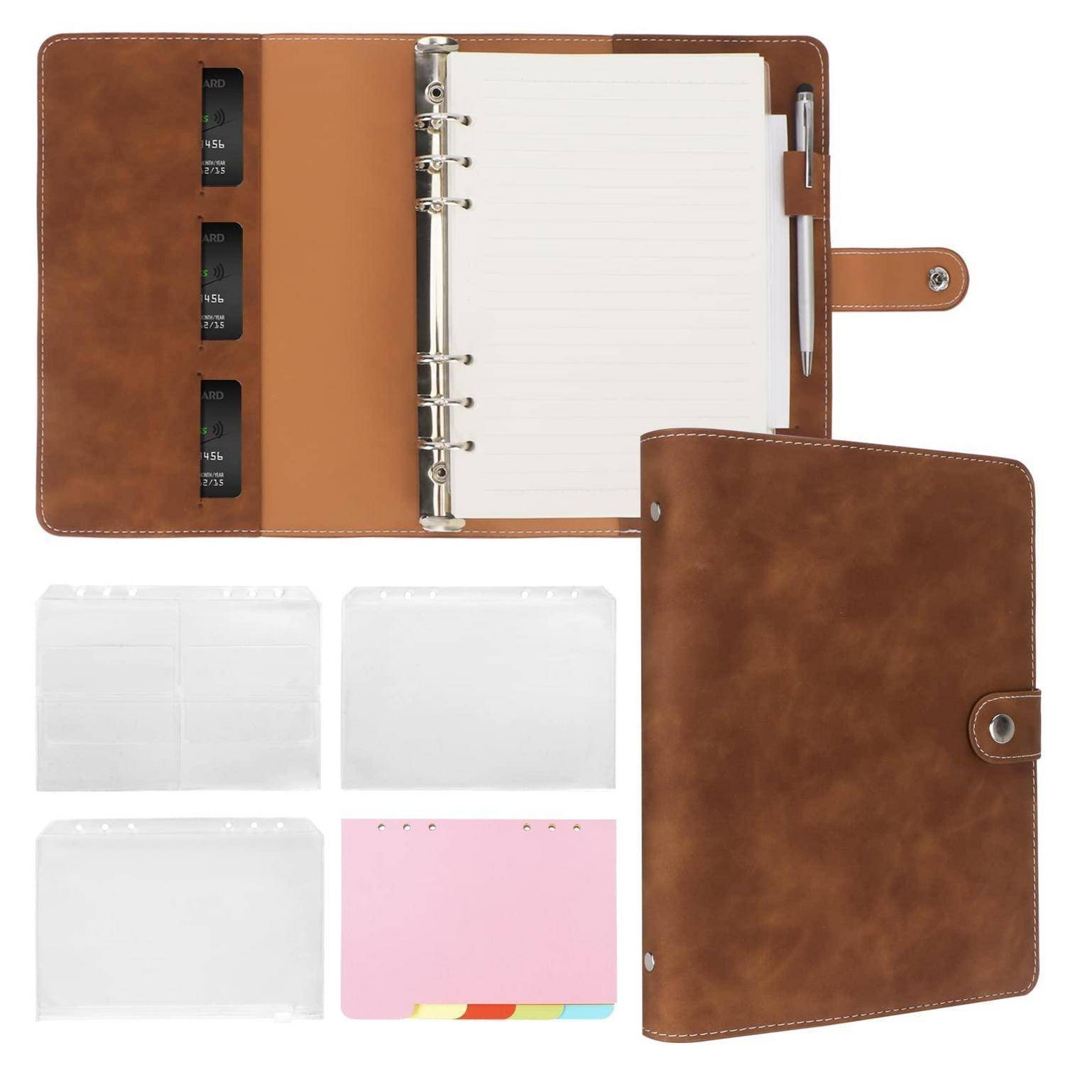 Brauner Lederordner-Planer mit Stiftschlaufe, geöffnet mit leeren liniierten Seiten und Nahaufnahme geschlossen; inklusive extra durchsichtiger Taschen und Trennblätter.