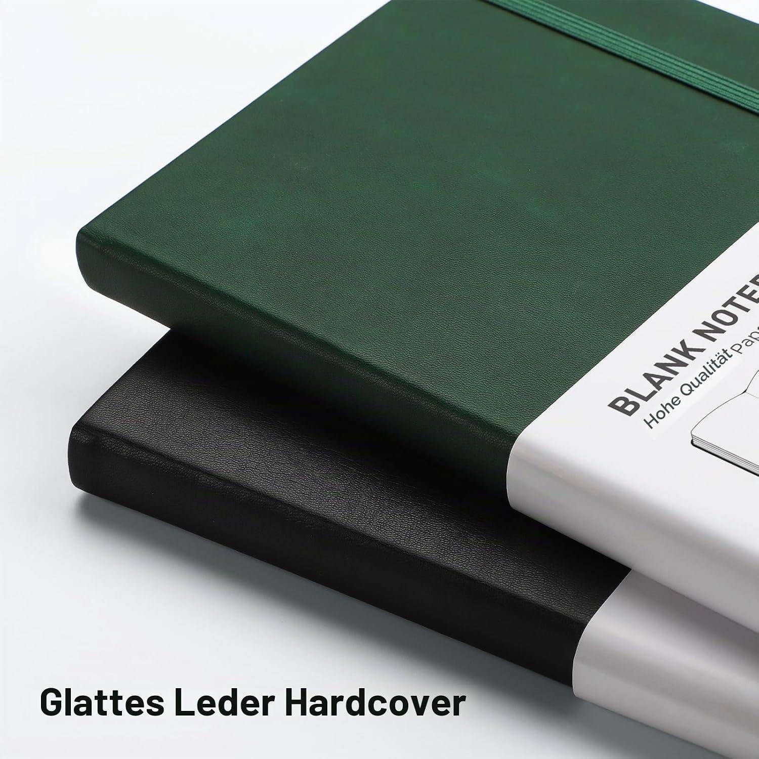 Zwei übereinander gestapelte Ledergebundene Notizbücher mit hartem Einband, eines dunkelgrün und eines schwarz, mit einem weißen Band mit der Aufschrift „BLANK NOTE
