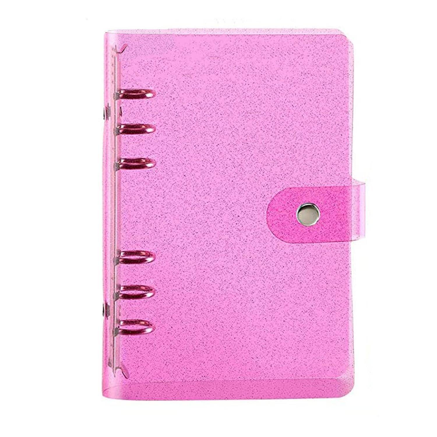 Rosa glitzerndes spiralgebundenes Planernotizbuch mit transparentem Druckknopfverschluss, geschlossen auf weißem Hintergrund dargestellt.