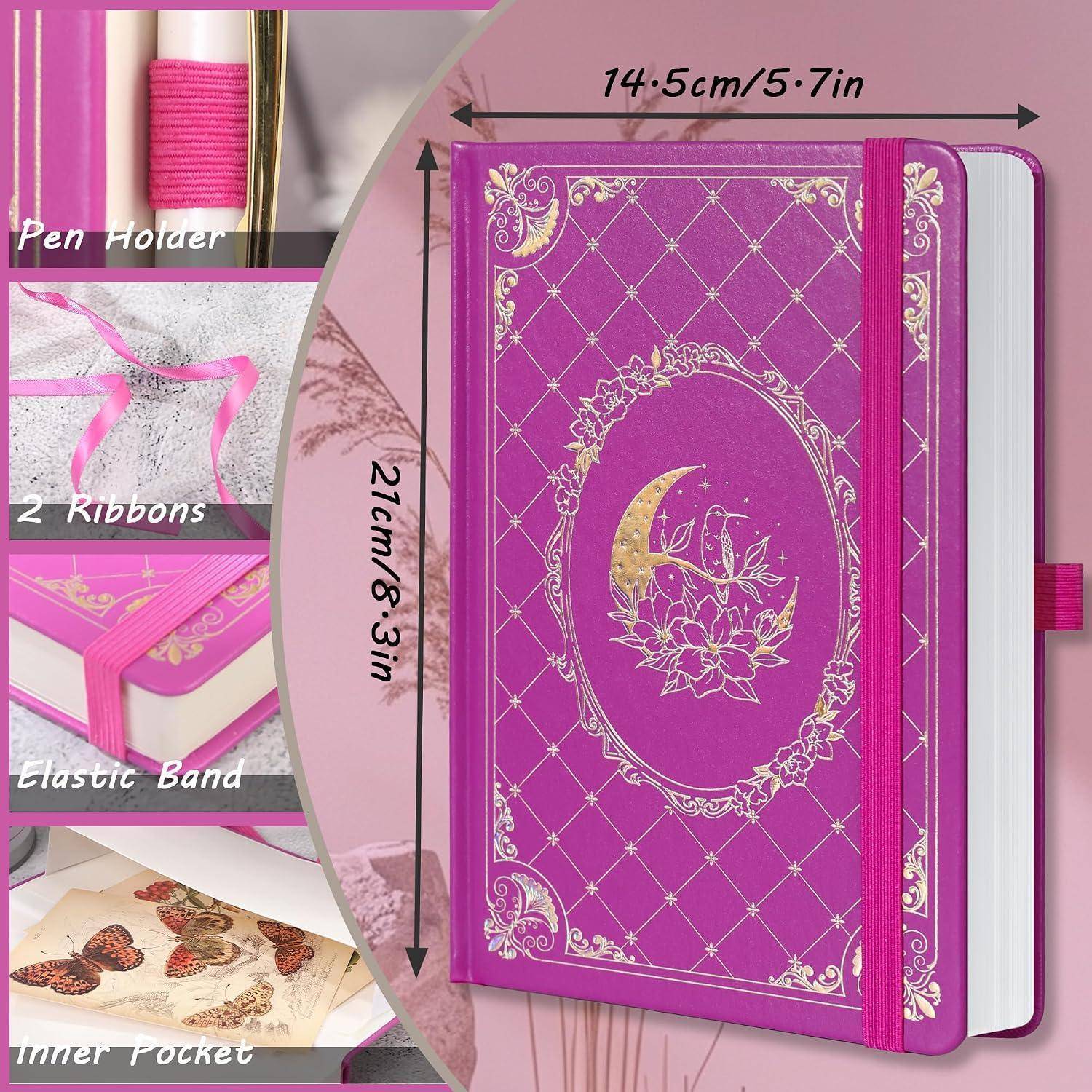 Rosa verziertes Notizbuch mit Gummiband, Lesebändchen, Stifthalter und innerer Tasche; Abmessungen 14,5 cm x 21 cm.