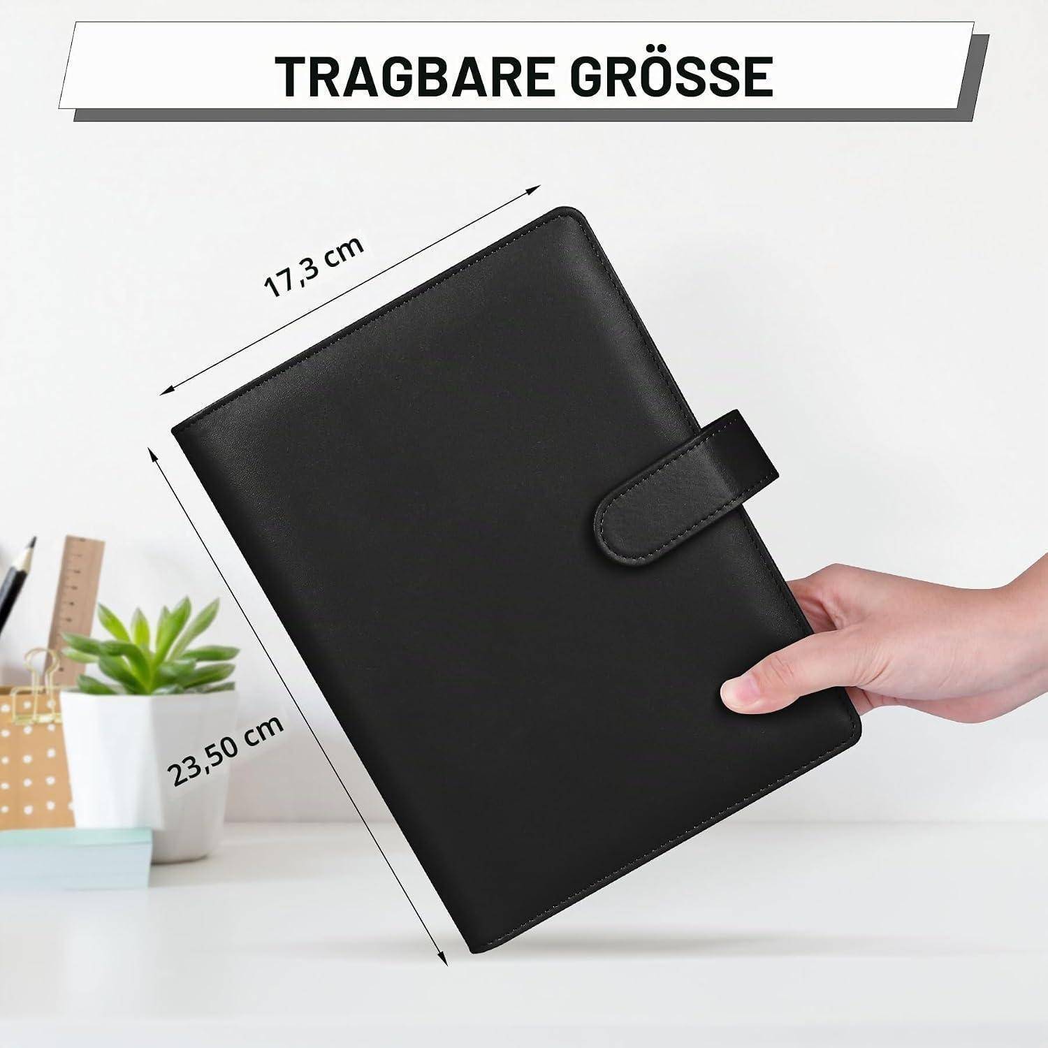 Schwarzes Lederplaner oder Notizbuch in einer Hand gehalten, beschriftet mit „TRAGBARE GRÖSSE