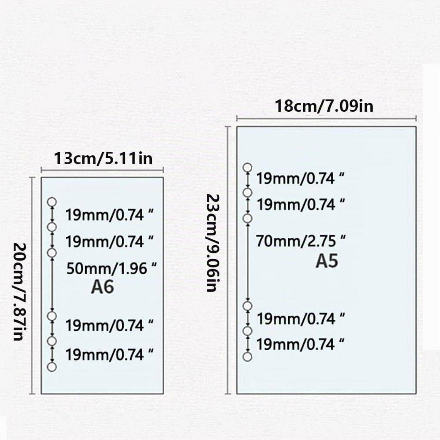 Vergleich von A6- und A5-Binderseiten mit Abmessungen und Abstände der gestanzten Löcher: A6 ist 13 x 20 cm, A5 ist 18 x 23 cm, mit 19-mm-Abständen und einem 50-mm/70-mm-Mittenloch.