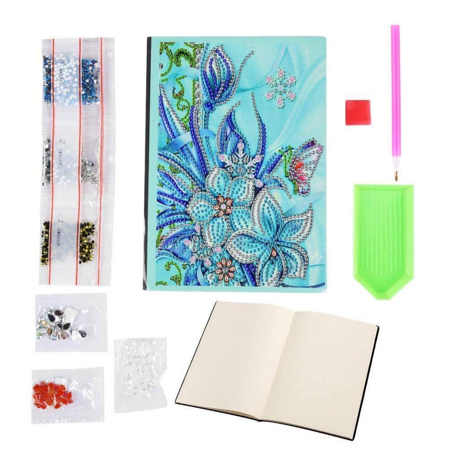 Diamantmalerei-Set mit blauem Blüten-Notizbuchcover, leerem aufgeschlagenem Journal, Perlenpackungen, Applikatoren-Stift, Wachs und grünem Tablett.