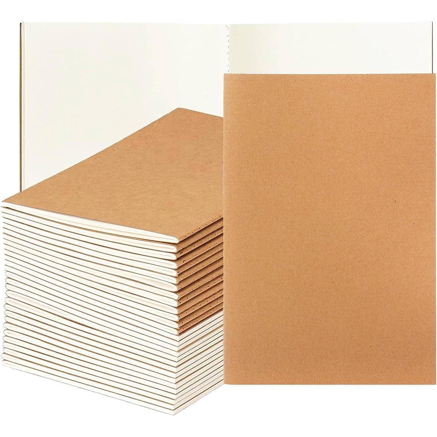 Stapel leerer brauner Notizbücher oder Skizzenbücher mit passenden Umschlägen auf weißem Hintergrund.