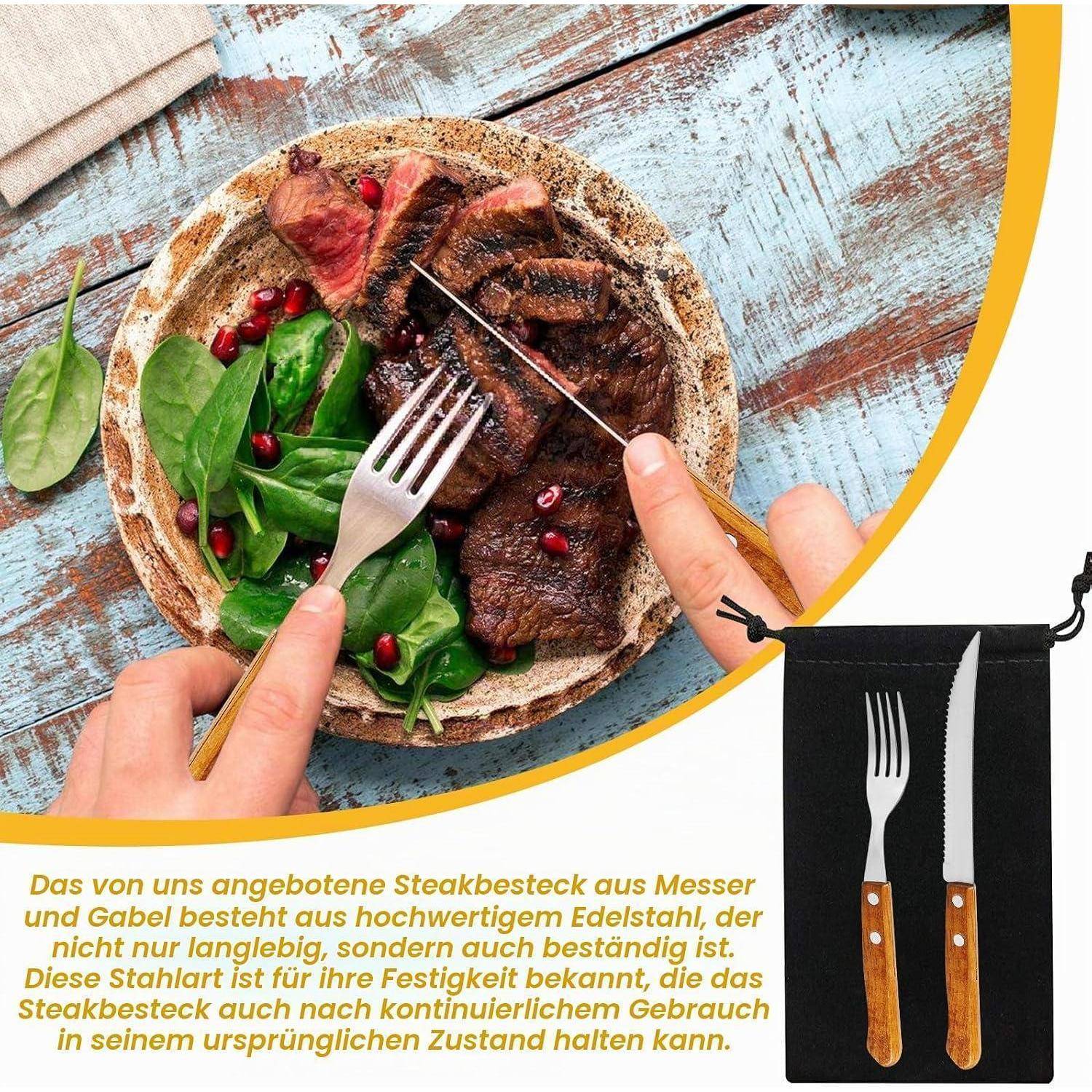 Ein Steakabendessen auf einem rustikalen Teller mit Spinat und Granatapfel, gezeigt mit einem Bestecksatz aus Edelstahl und einer schwarzen Tasche; deutscher Text bewirbt die Haltbarkeit des Bestecks.