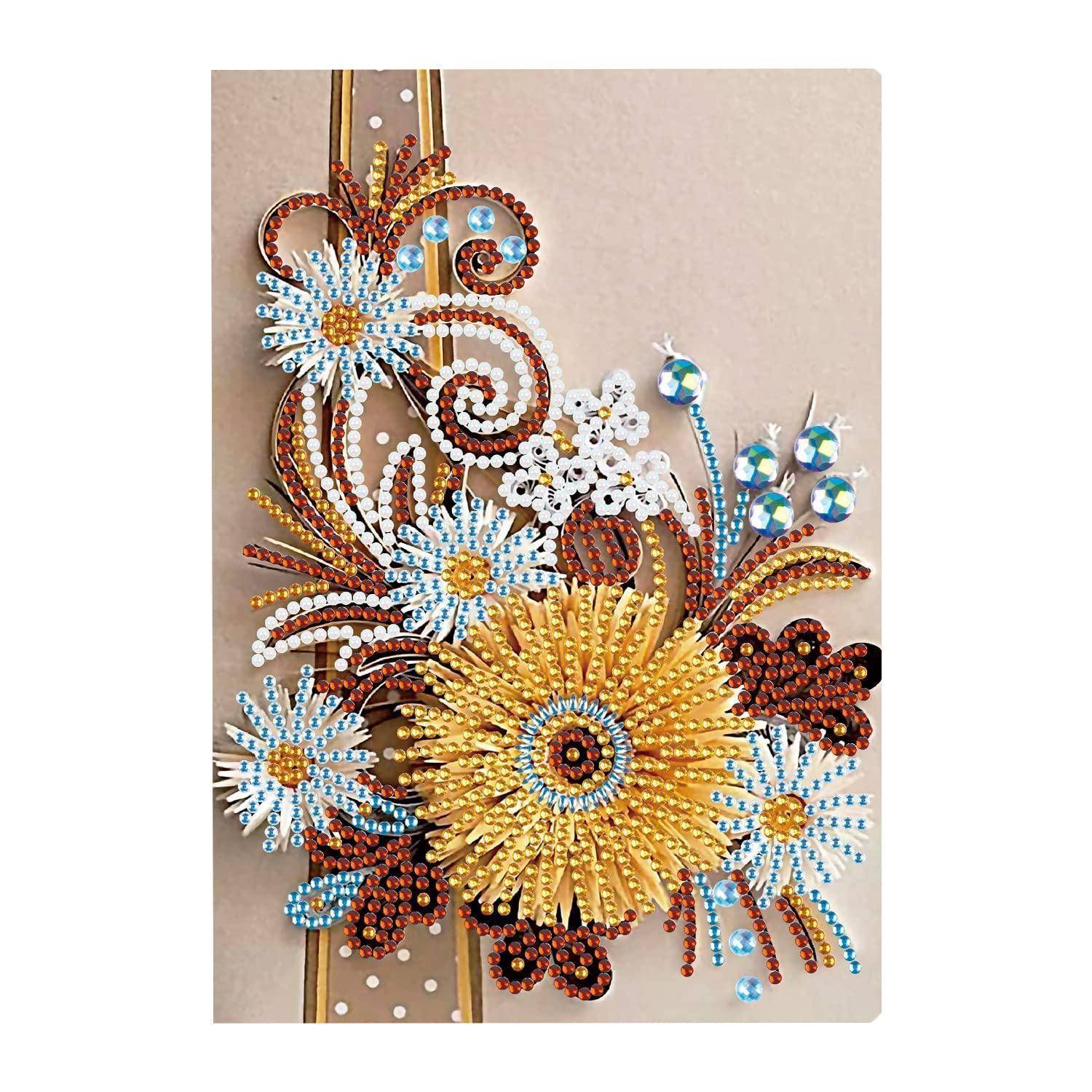Dekorative Blumenanordnung mit juwelenbesetzten und perlenstickerei Blumen in Blau, Weiß, Gold und Rot auf beigefarbenem Kartengrund.