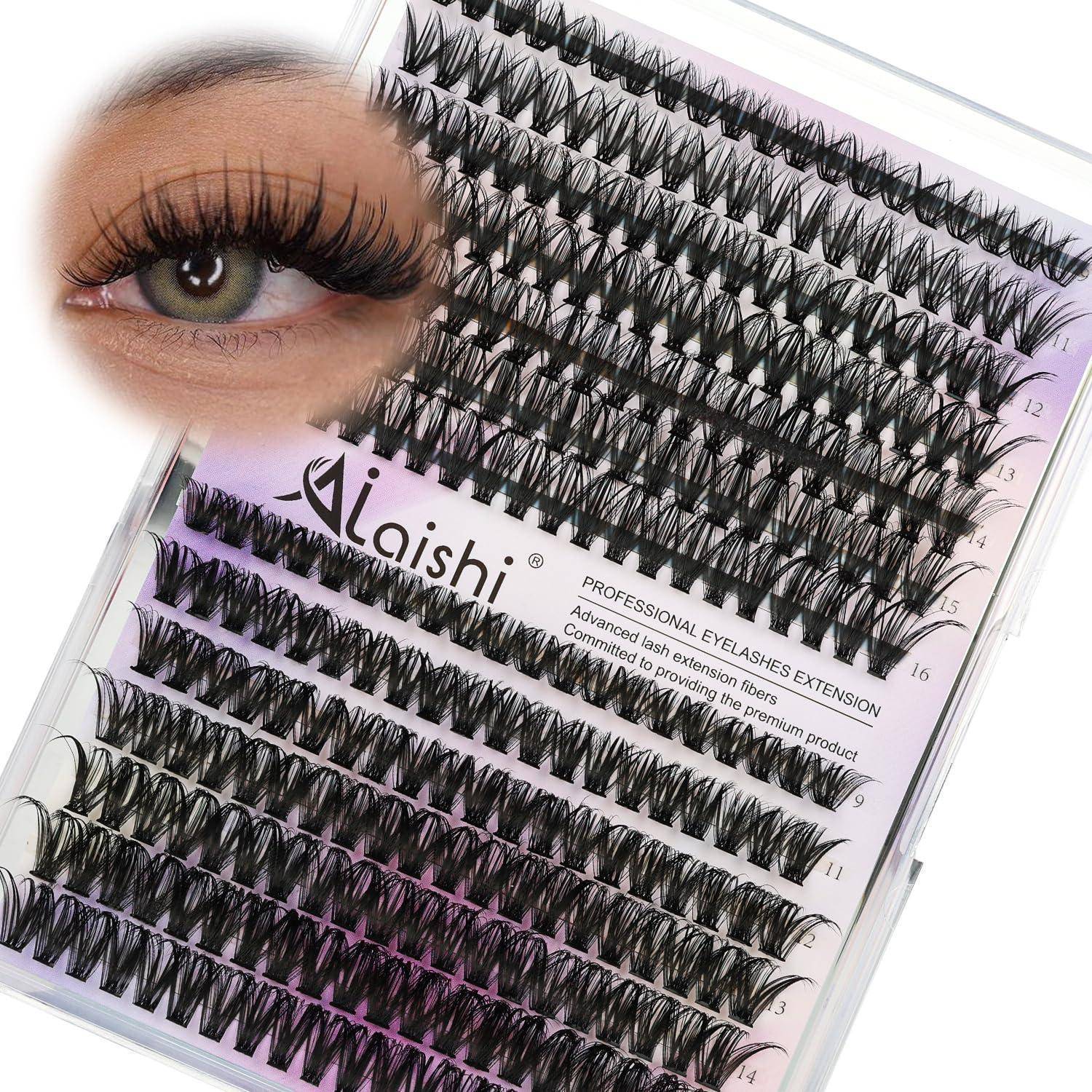 Nahaufnahme eines Tablett mit falschen Wimpernverlängerungen neben einem Modellage, das mehrere Reihen schwarzer Wimpernstreifen zur Schönheitsanwendung zeigt.