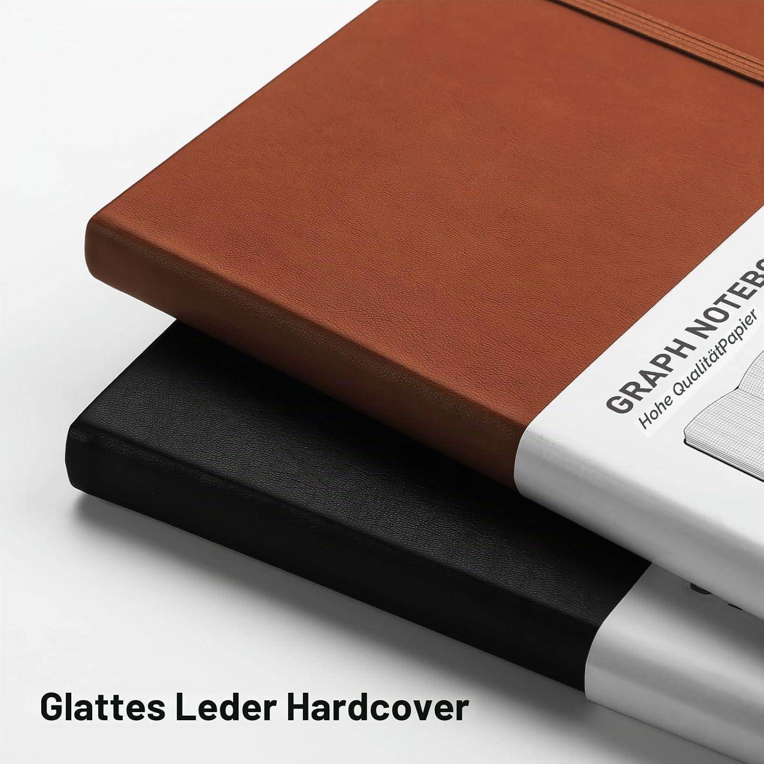 Zwei übereinander gestapelte Hardcover-Graphik-Notizbücher in diagonaler Anordnung, eines braun und eines schwarz, mit dem Text „Glattes Leder Hardcover