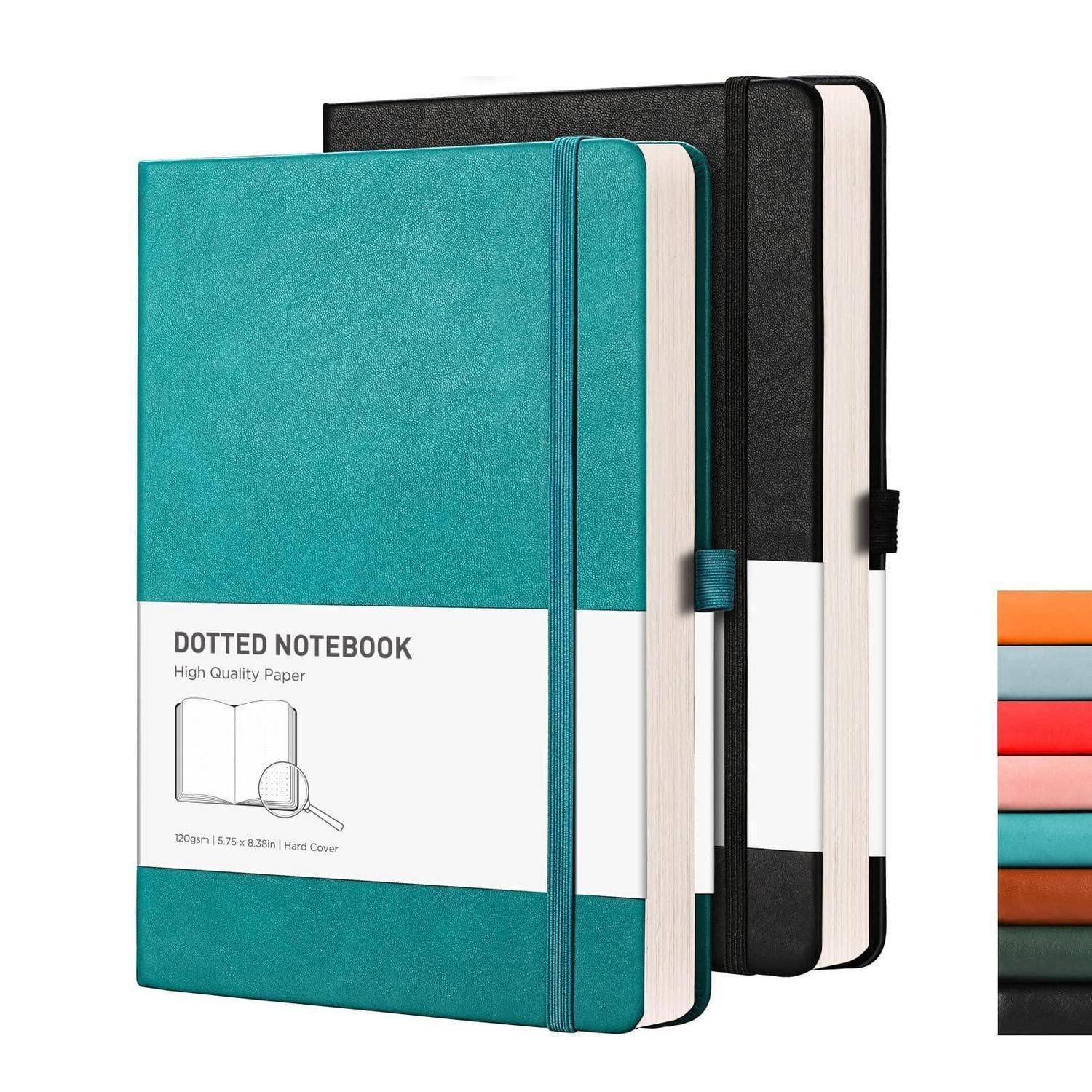 Drei gebundene Notizbücher mit Punktraster, Gummiverschlüssen und Lesezeichen-Bändern, gezeigt in Blaugrün und Schwarz mit einem Etikett, auf dem „DOTTED NOTEBOOK