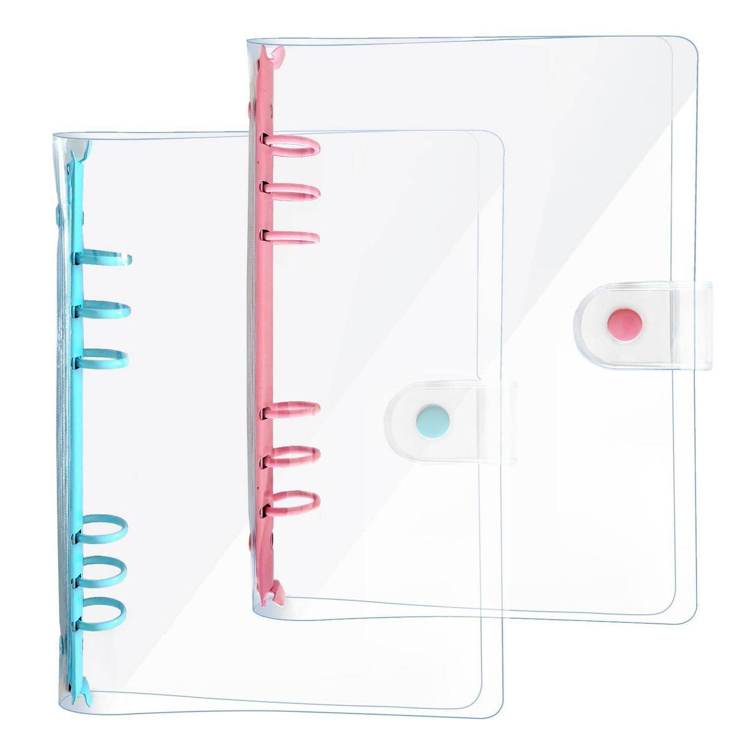 Zwei transparente Kunststoff-Spiralnotizbücher, eines blau und eines rosa, übereinander auf weißem Hintergrund.