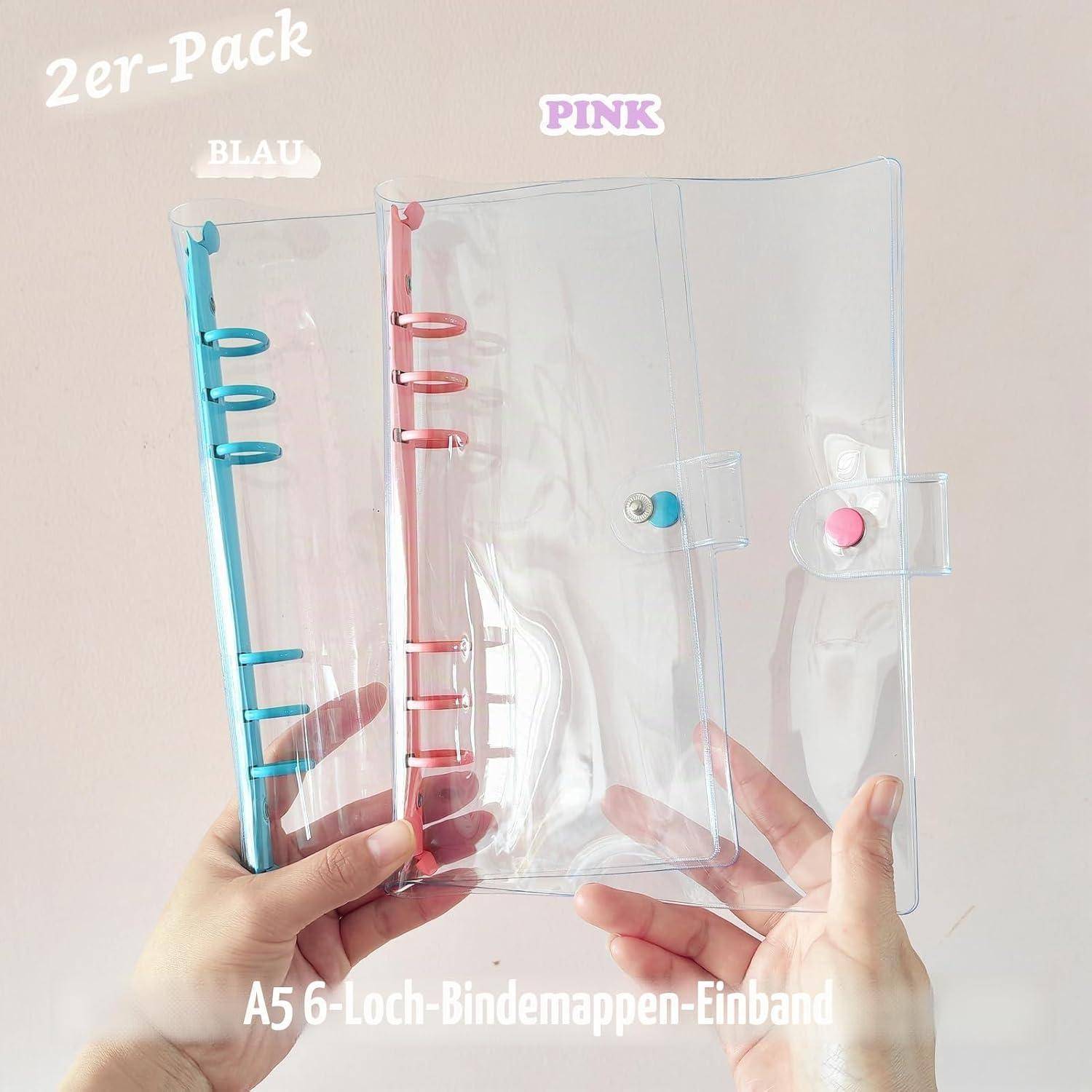 Hände halten zwei transparente A5 Sechsloch-Bindemappen-Einbände, einen blauen und einen rosa, mit den Aufschriften 