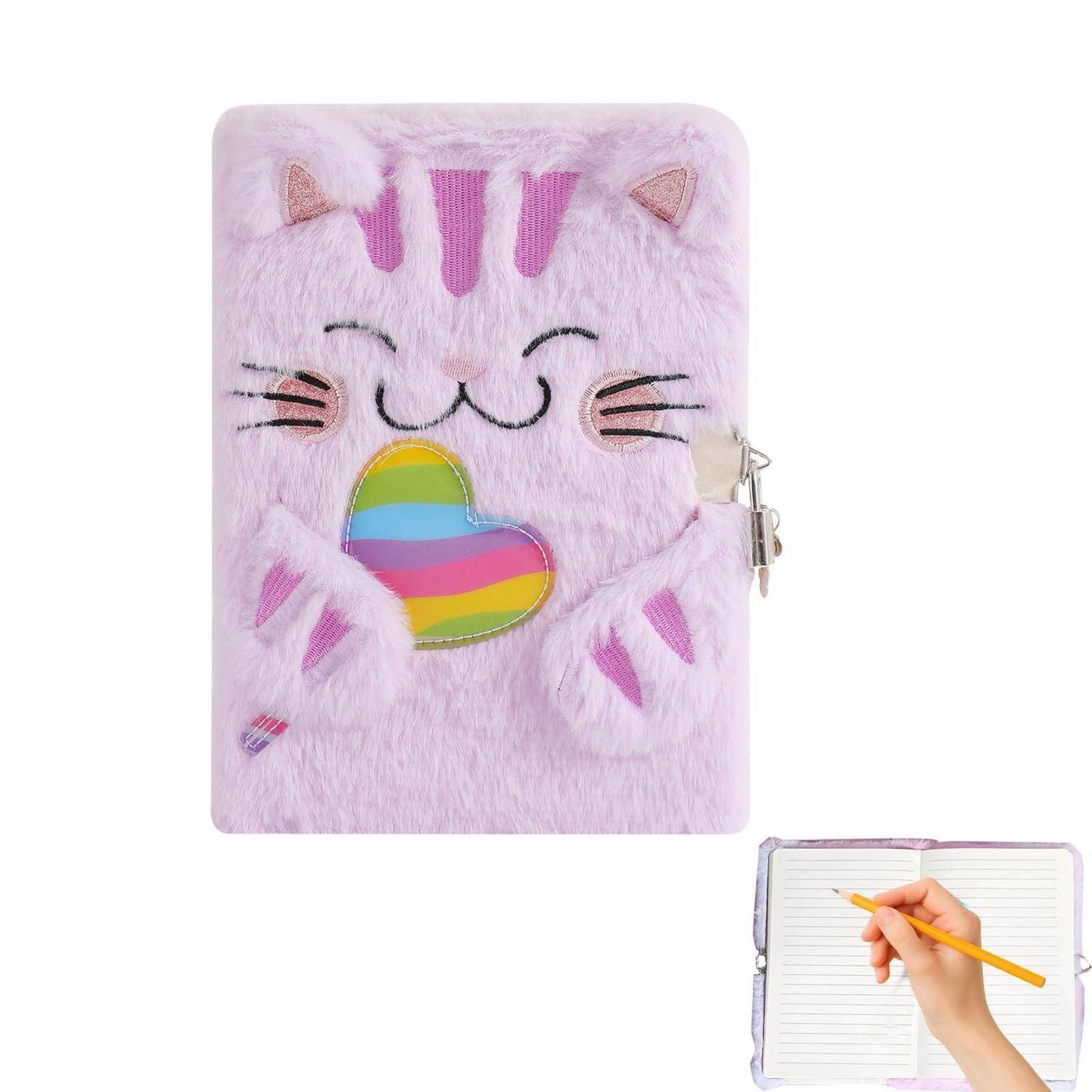 Flauschiger Notizbucheinband mit Lavendelkatzen-Motiv, mit regenbogenfarbener Herztasche und Verschluss, gezeigt neben einem offenen Notizbuch mit Linien und einer Hand, die einen Bleistift hält.