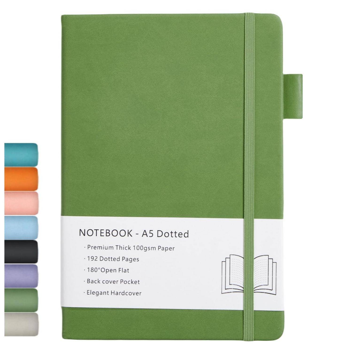 Grünes A5-Notizbuch mit Punktraster und Hardcover mit Gummiband und Register, beschriftet mit „NOTEBOOK - A5 Dotted