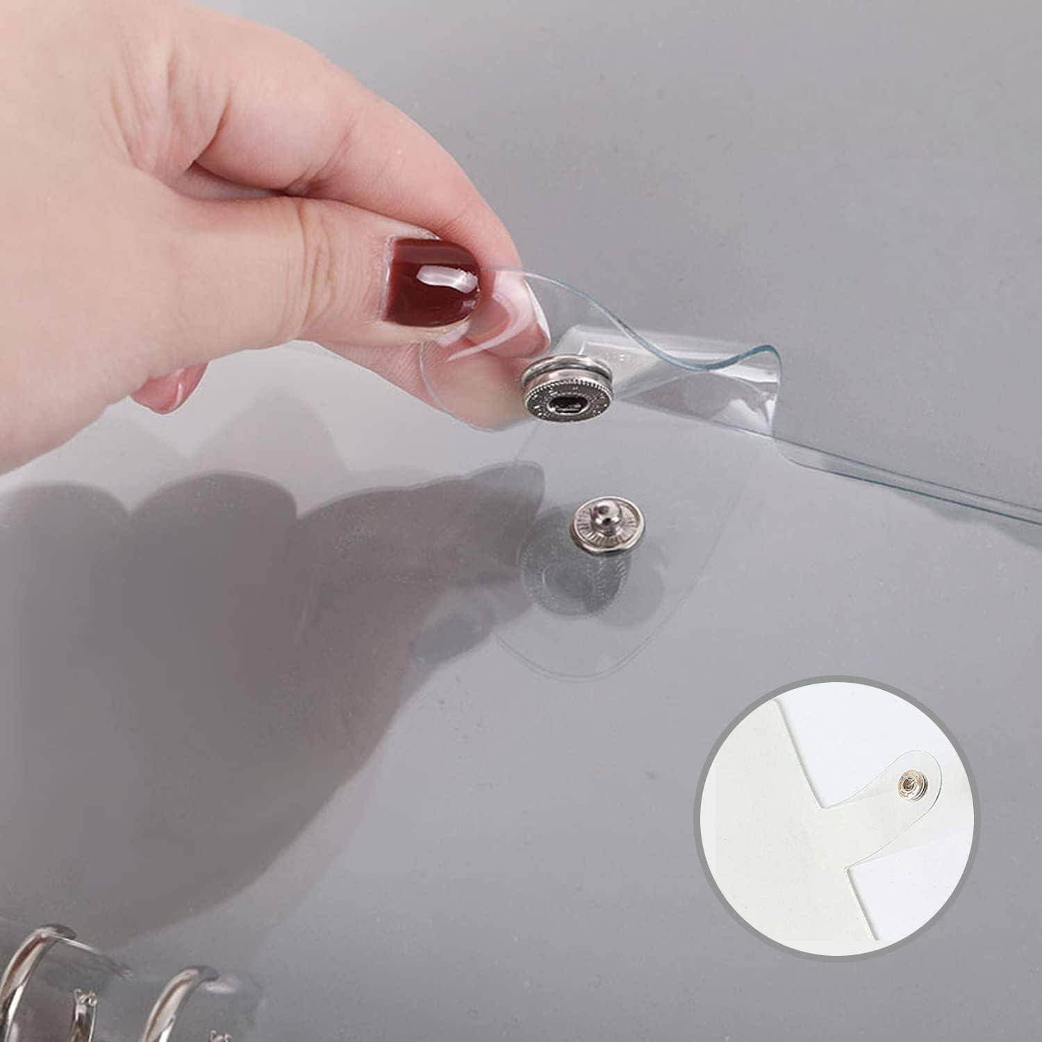 Hand befestigt einen durchsichtigen Haftungsclip mit Metallverschluss an einer Wand und zeigt die runde Montagebasis in Verwendung.