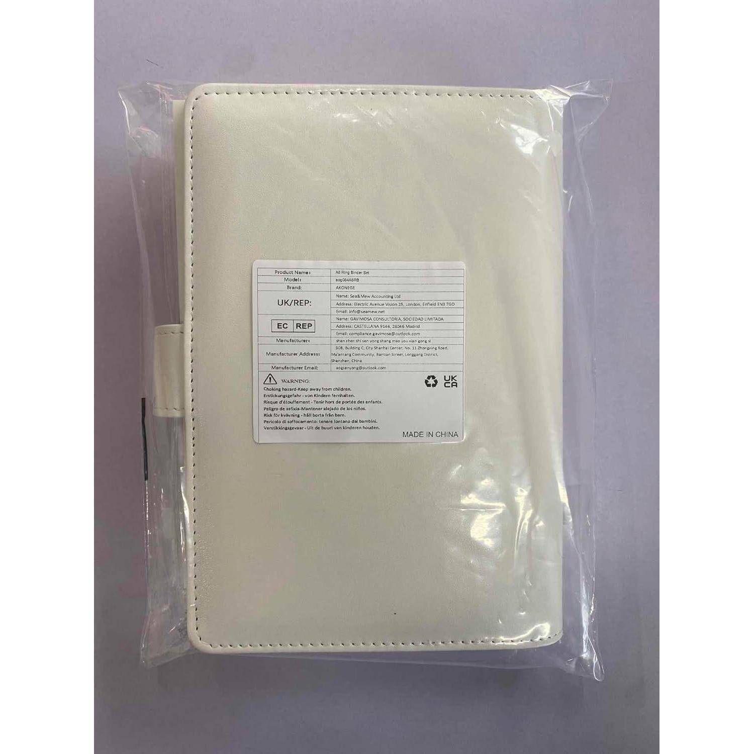 Weiß genähte Schutzhülle oder Folio in einer transparenten Plastiktüte mit einem Produktetikett auf der Vorderseite.