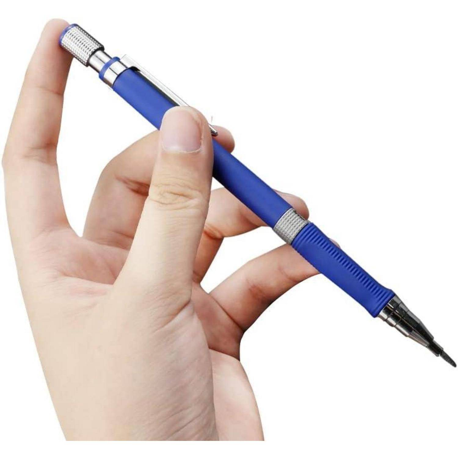 Eine Hand hält einen blauen Druckbleistift mit einem silbernen Clip und strukturiertem Griff auf weißem Hintergrund.