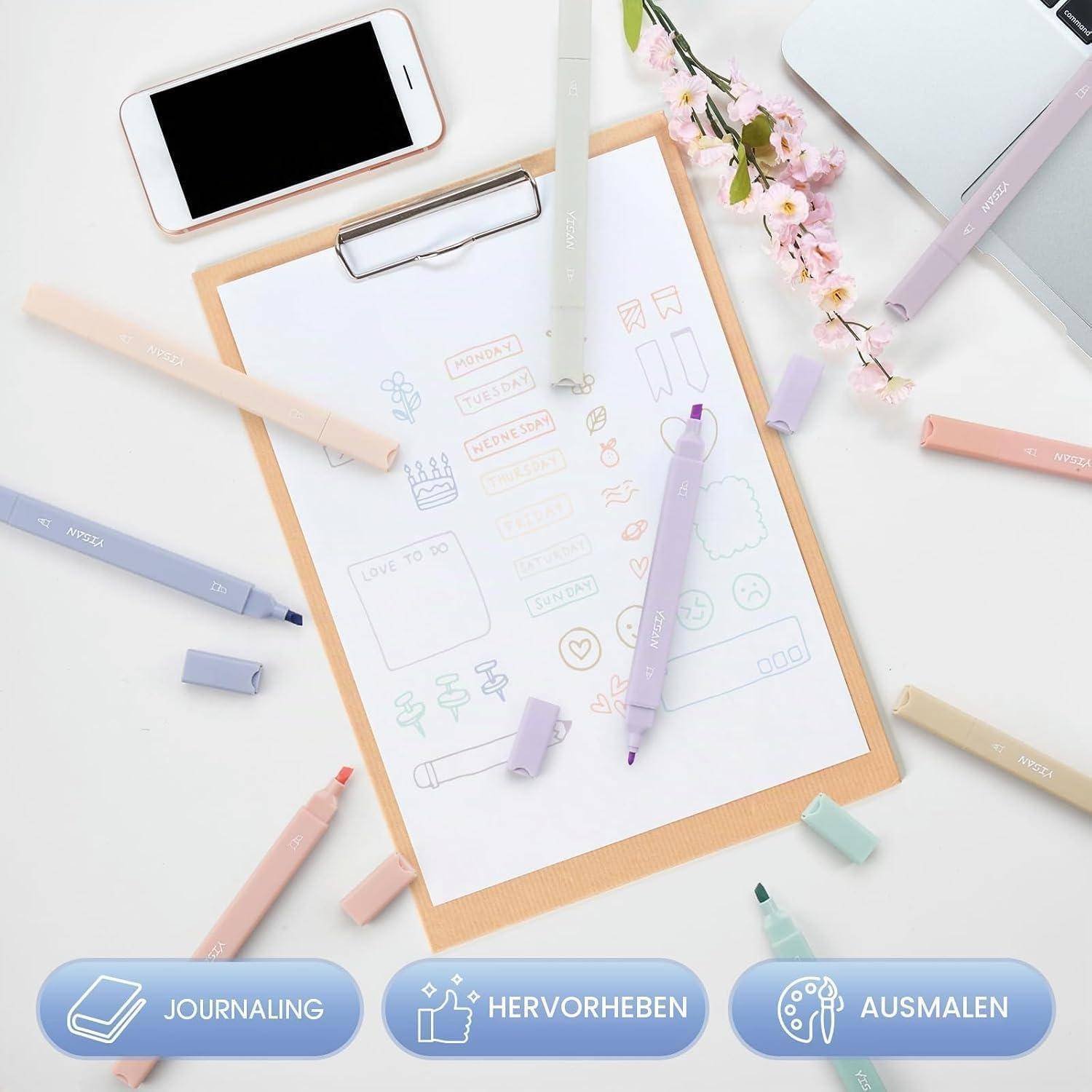 Pastellfarbenes Schreibwarenlayout mit einer Zwischenablage mit Doodle-Stil-Plannerseite, Stiften, Telefon und Blüten; untere Beschriftungen lesen „JOURNALING", „HERVORHEBEN"", „AUSMALEN"".