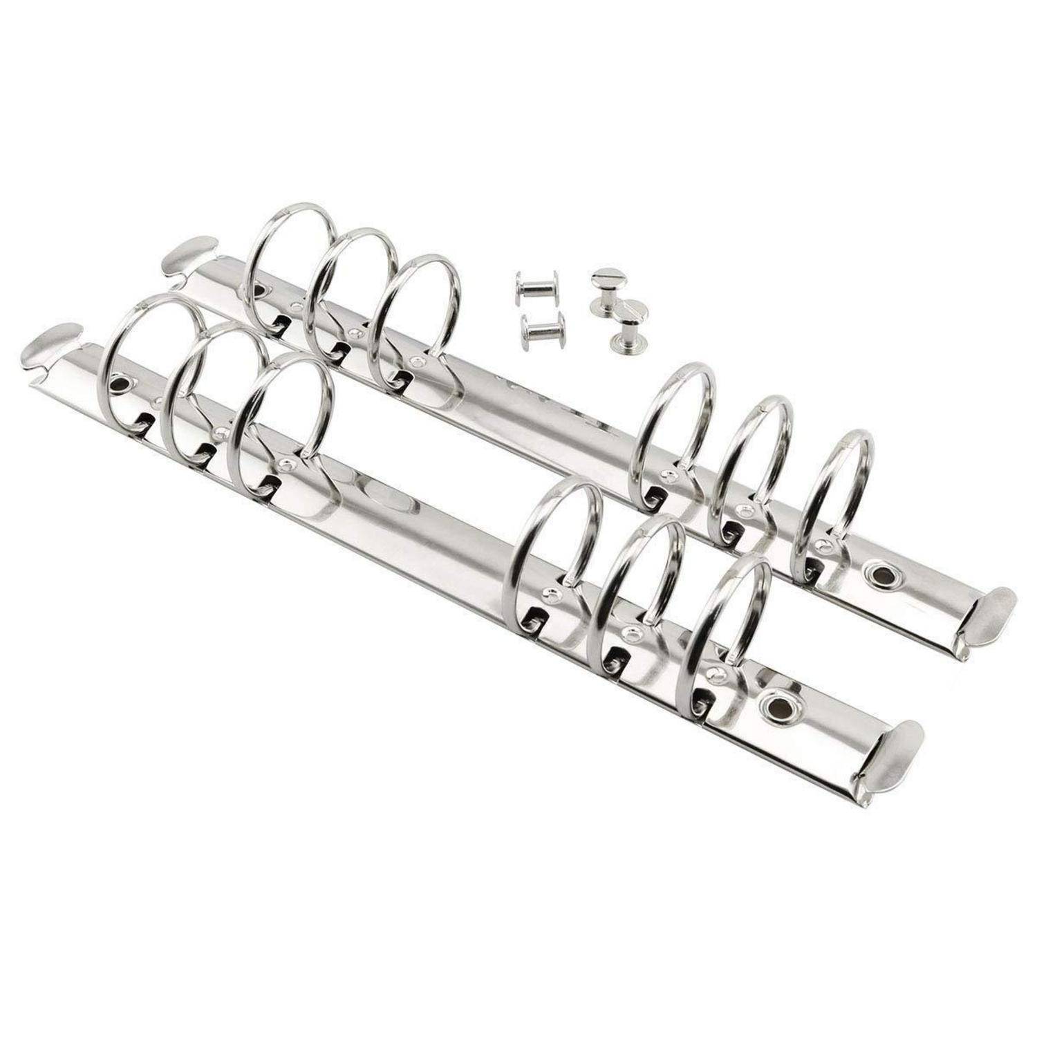 Zwei glänzende Metallmechanismen für 3-Ring-Ordner mit lockeren Befestigungselementen auf weißem Hintergrund.