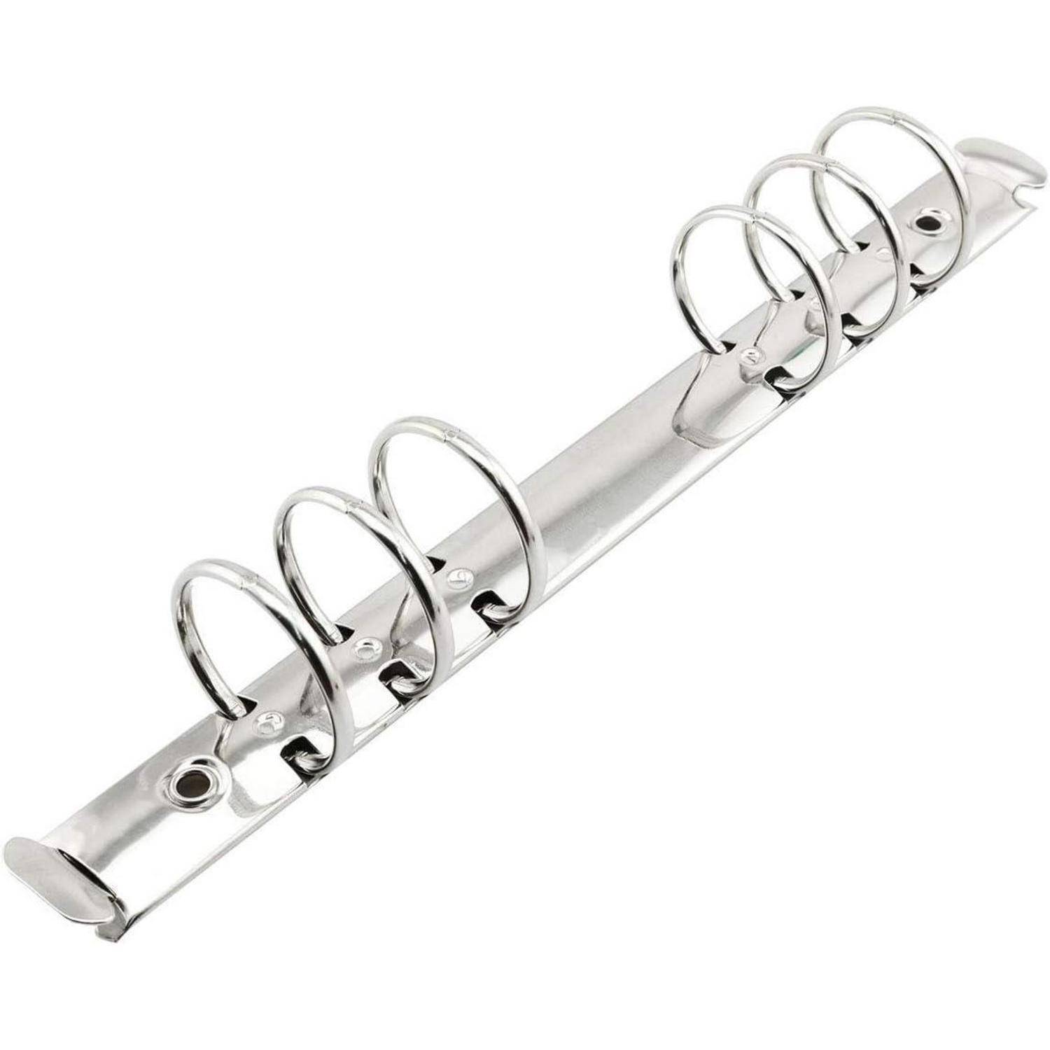Glänzender silberner Drei-Ring-Ordnermechanismus mit offenen Metallringen auf weißem Hintergrund.