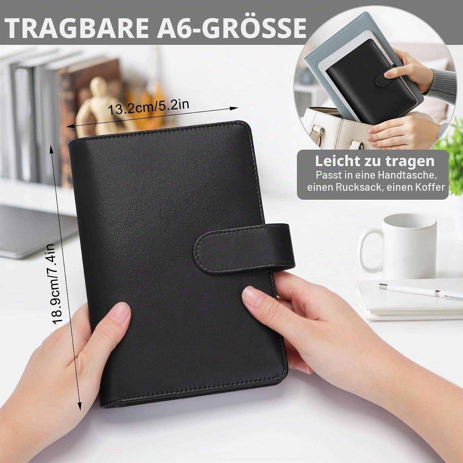 Schwarzes A6-großes Notizbuch oder Organizer, das in zwei Händen gehalten wird, mit der Bezeichnung „TRAGBARE A6-GRÖSSE