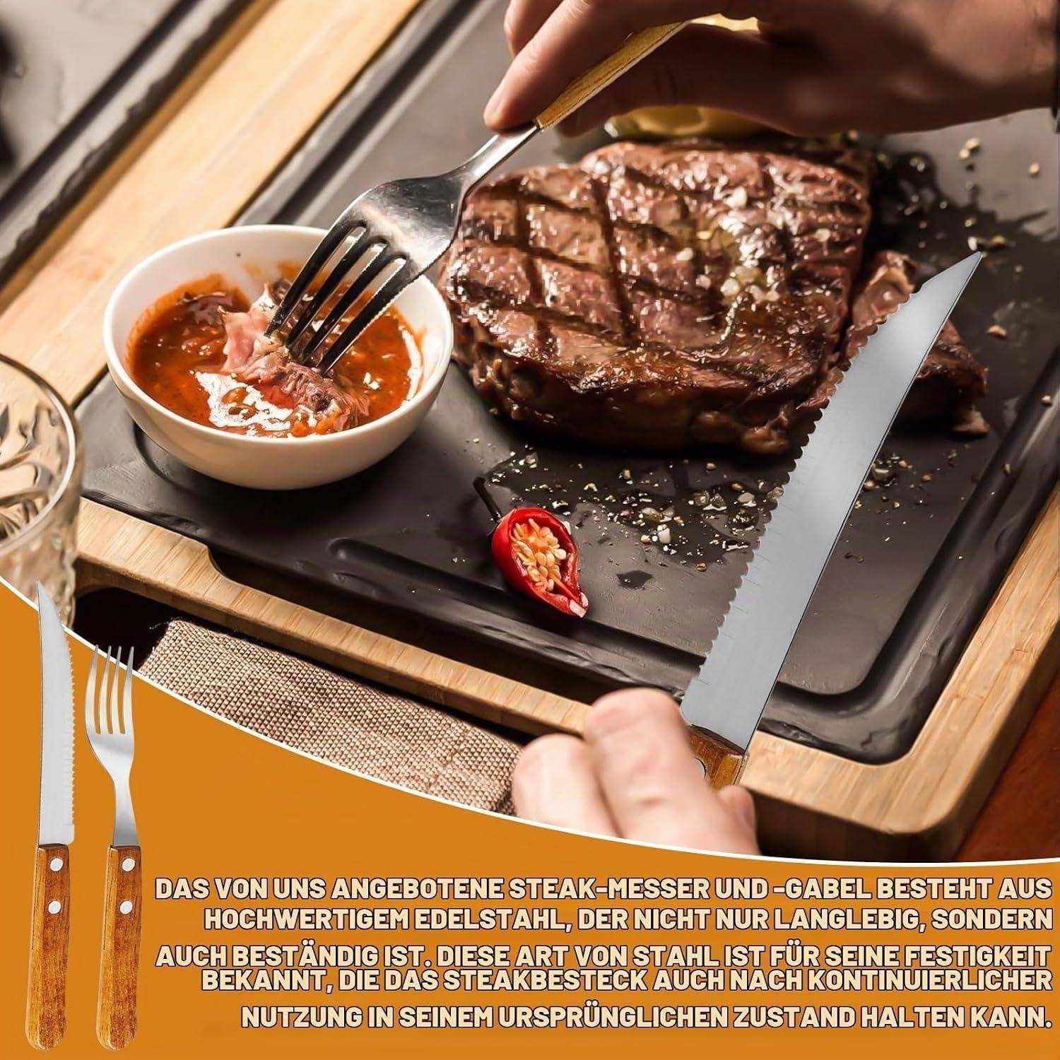 Mit der Hand wird ein gegrilltes Steak auf einem Tablett mit einem Steak-Messer und einer Gabel geschnitten, wobei das Fleisch in Sauce getaucht wird; Produktfoto von Steak-Besteck.