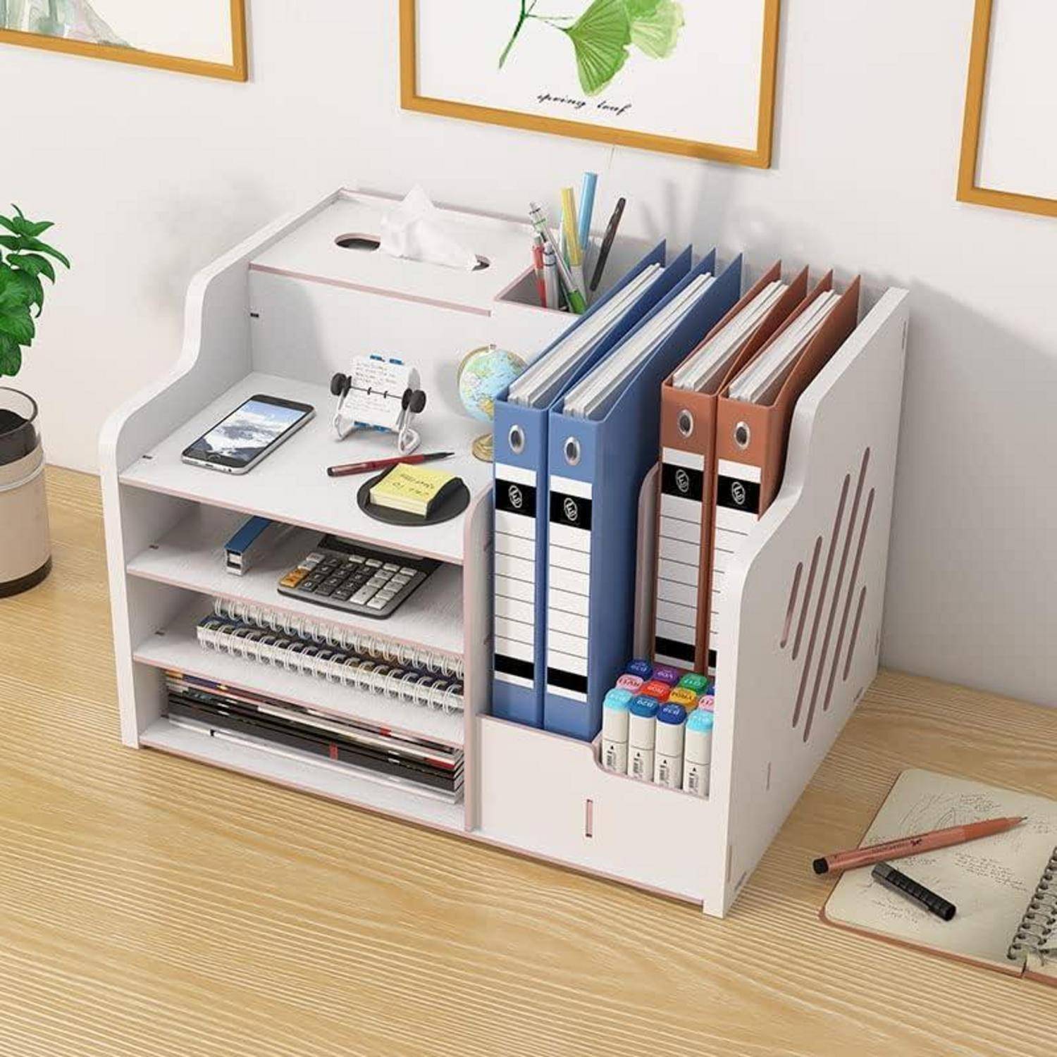 Weißer Schreibtischorganizer mit Regalen, Aktenmappen, Stiften, Taschenrechner, Notizbuch, Telefon und kleinen Büromaterialien auf einem Holzschreibtisch.