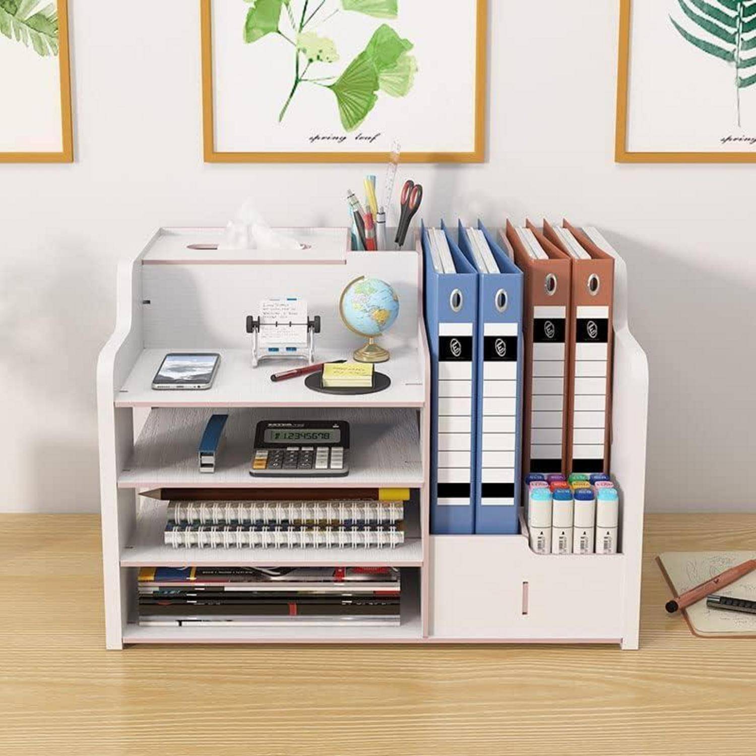 Organisierte weiße Desktop-Speichereinheit mit Ordnern, Schreibwaren, Taschenrechner, Globus und Kunstbedarf auf einem Schreibtisch