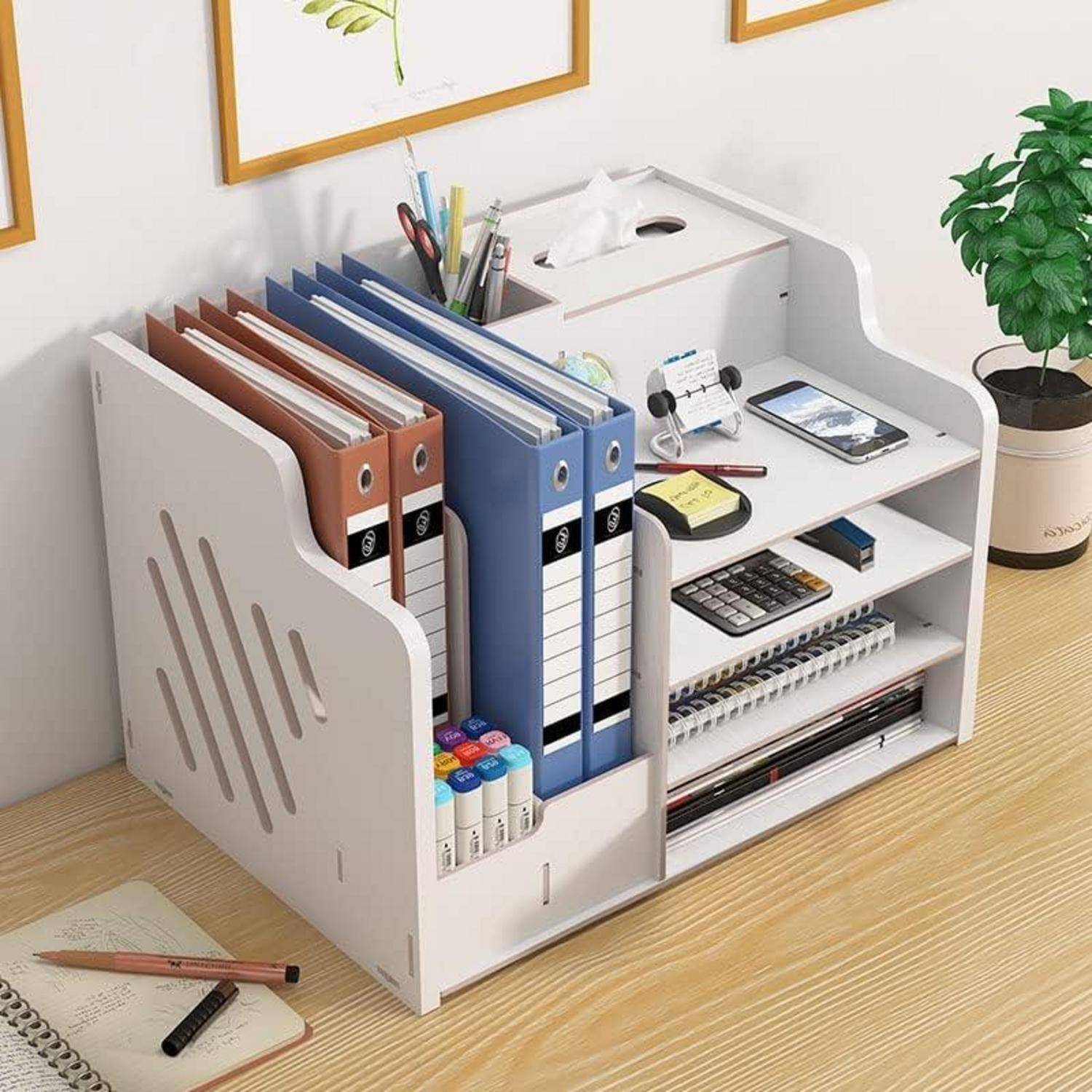 Kompakter weißer Schreibtischorganizer mit Aktenmappen, Stiften, Taschenrechner, Notizbuch und Telefon auf einem ordentlichen Büroschreibtisch.