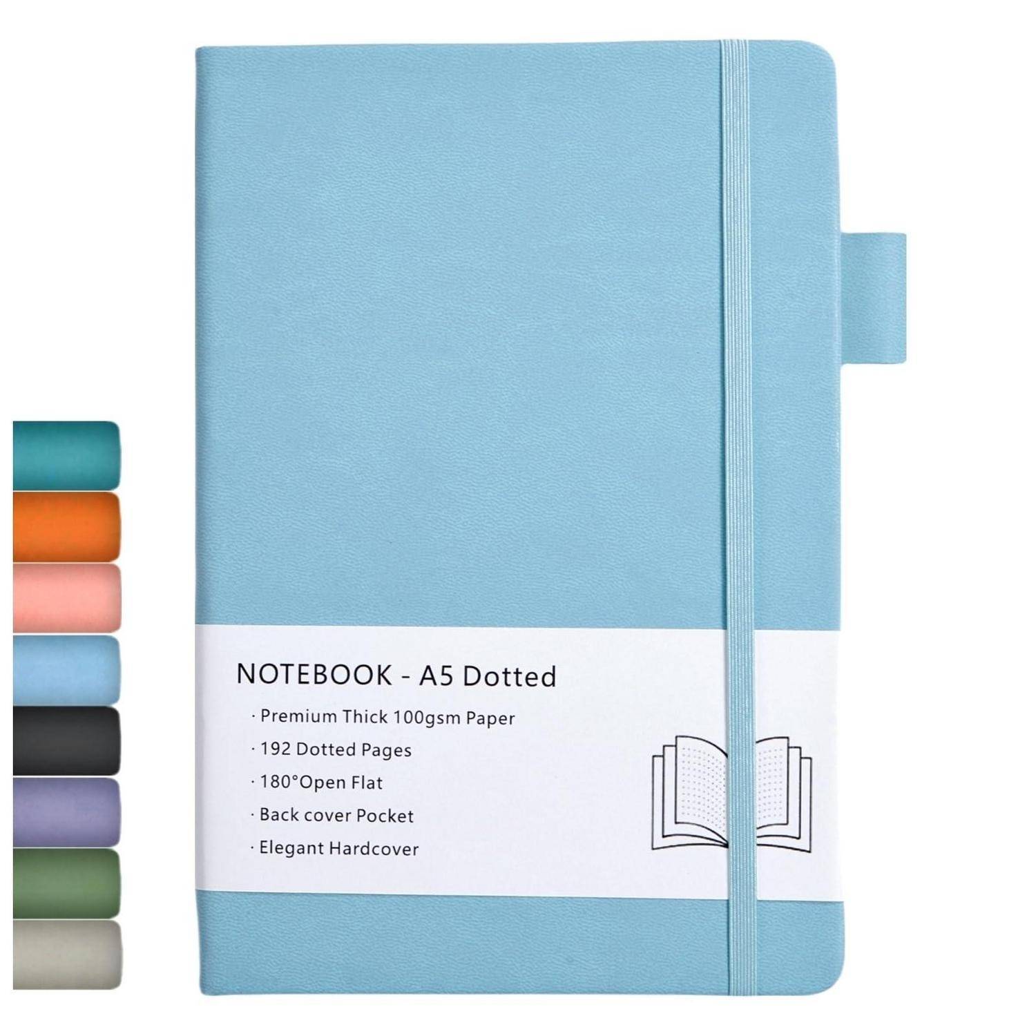 Hellblaues A5-Notizbuch mit Punkten, Gummiband und Tasche; die Abdeckung listet auf: Premium-Dickpapier, 192 gepunktete Seiten, 180° flach aufklappbar, Rückentasche und eleganter Hardcover.