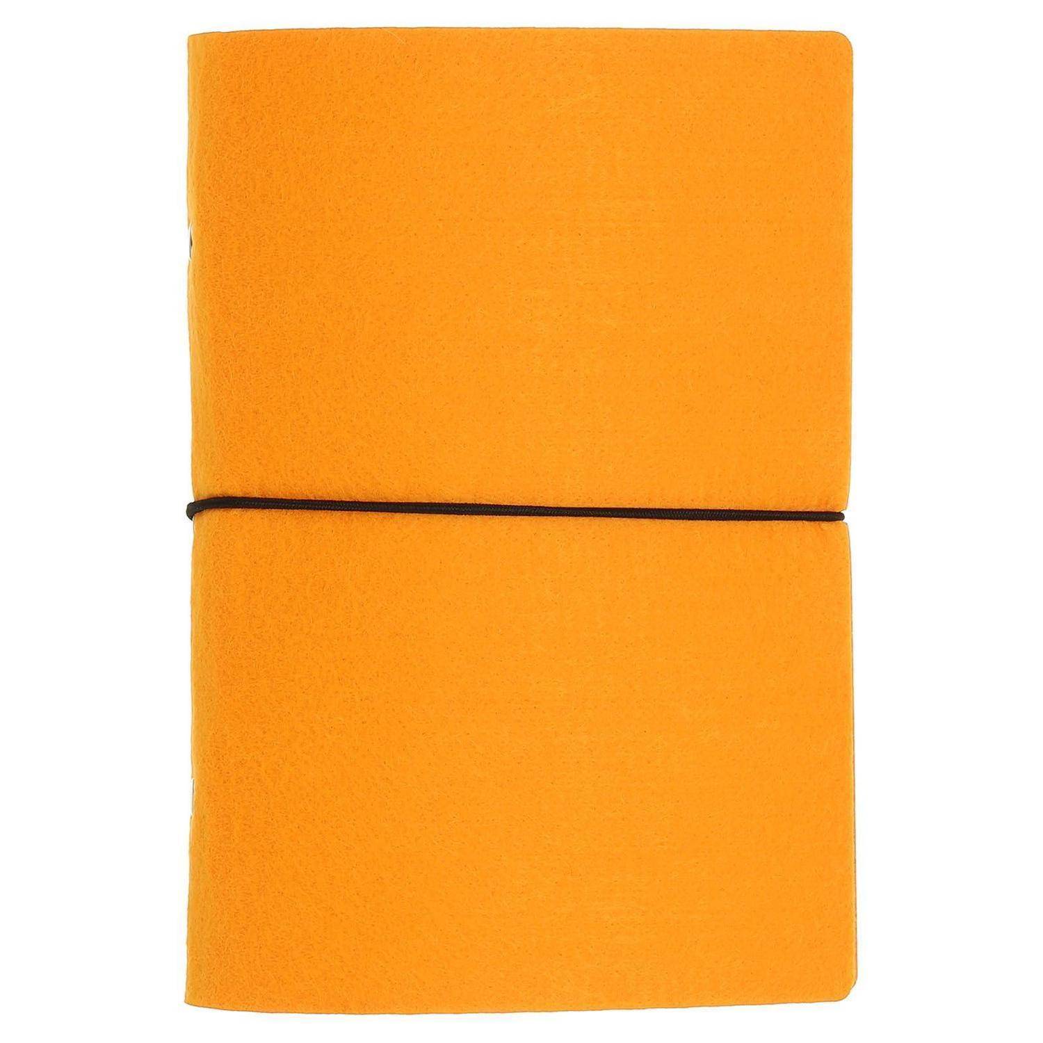 Oranges Stoff-Notizbuch oder Journal mit schwarzem Gummiband, geschlossen auf weißem Hintergrund gezeigt.