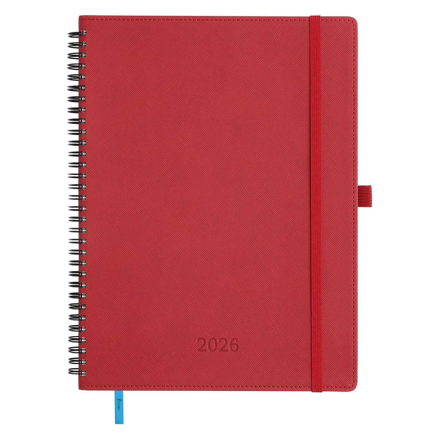Roter spiralgebundener Planer oder Notizbuch mit '2026' auf dem Umschlag und einem Gummiverschluss.