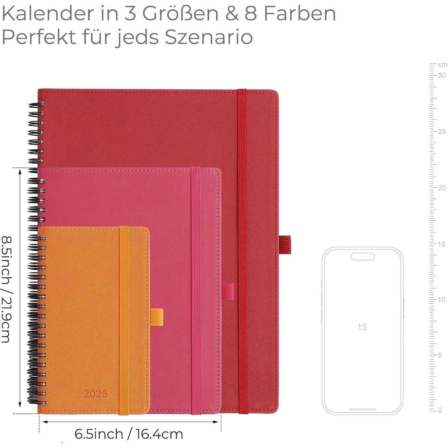 Bild eines spiralgebundenen Kalenderplaners in drei Größen und acht Farben, mit einem Telefon und Linealen als Maßstab.
