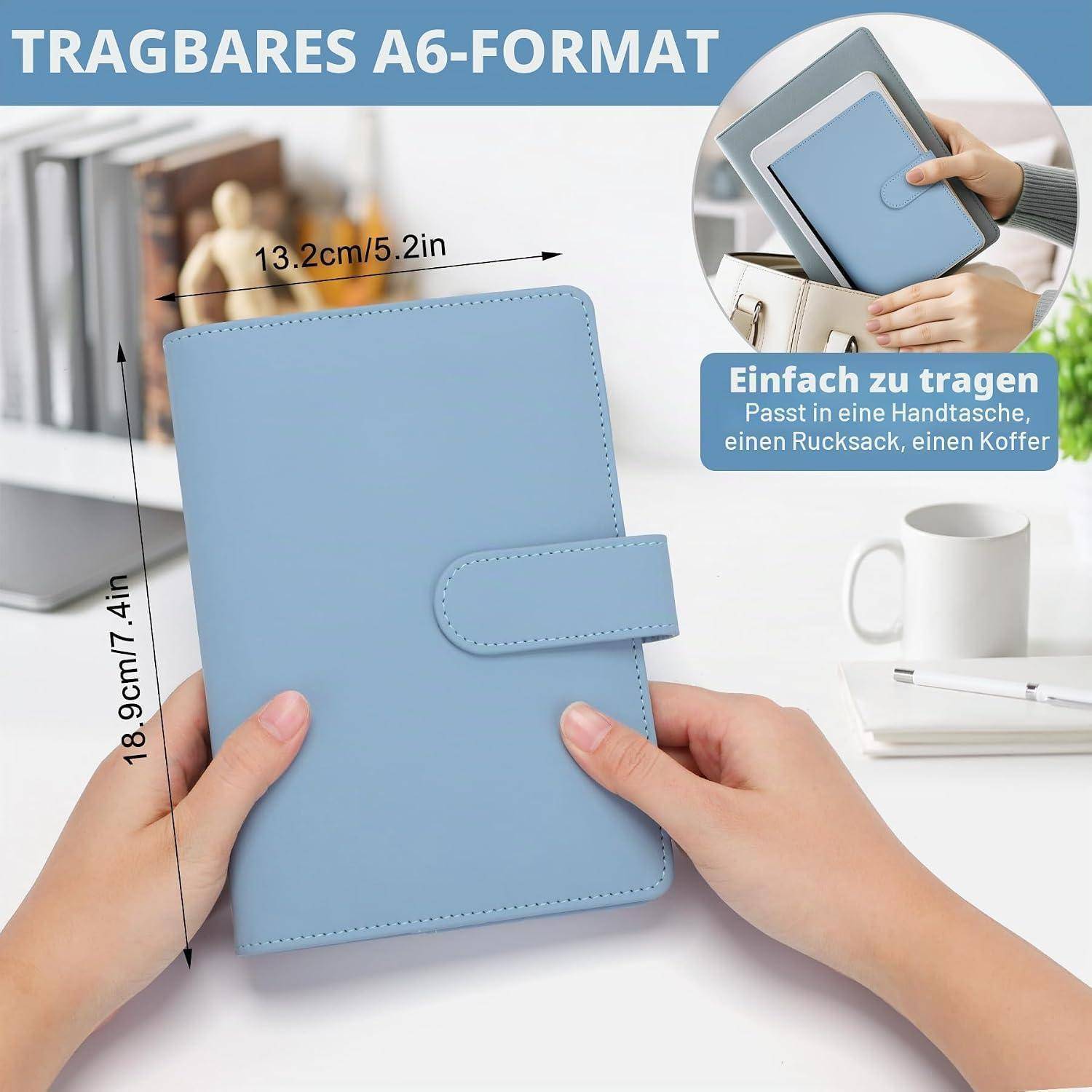 Blaue A6-Notizbuchcover in Händen gezeigt, beschriftet mit „TRAGBARES A6-FORMAT