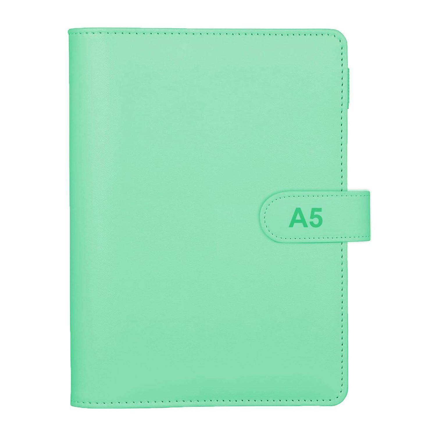 Mintgrünes A5-Notizbuch oder Planer mit Druckknopf-Verschlussband auf weißem Hintergrund.