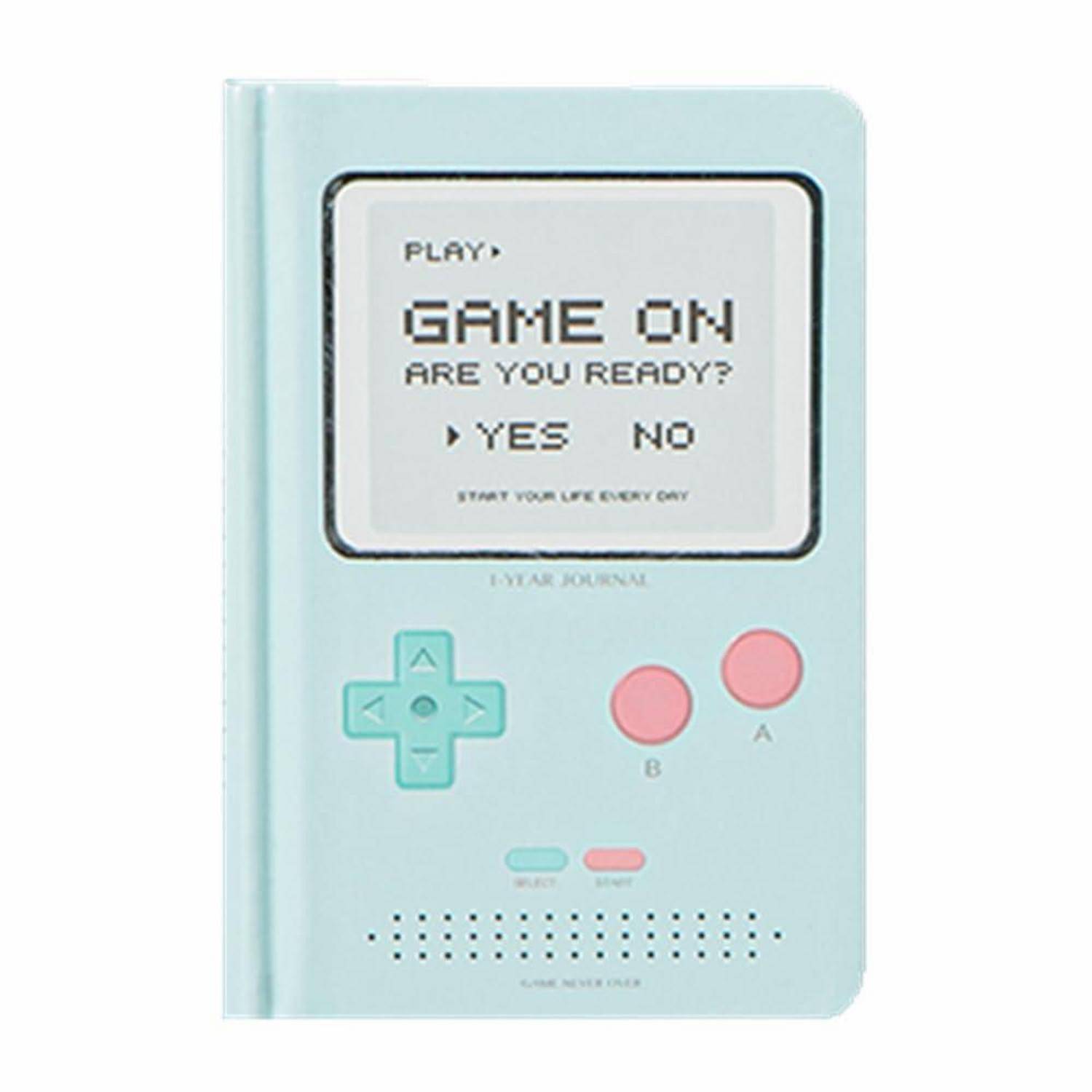 Ein zartes blaues Notizbuch im Stil einer tragbaren Spielkonsole mit Bildschirmtext „GAME ON BIST DU BEREIT? JA NEIN