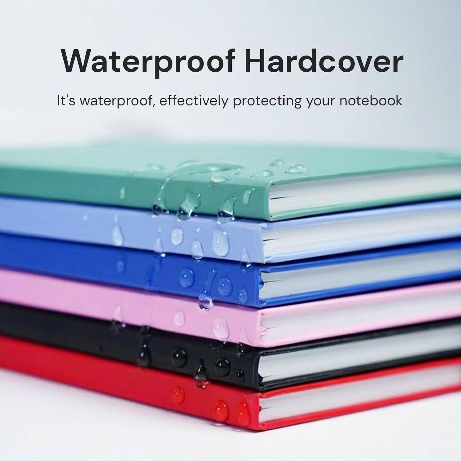 Stapel bunter Hardcover-Notizbücher mit Wassertropfen, beschriftet mit „Wasserdichter Hardcover