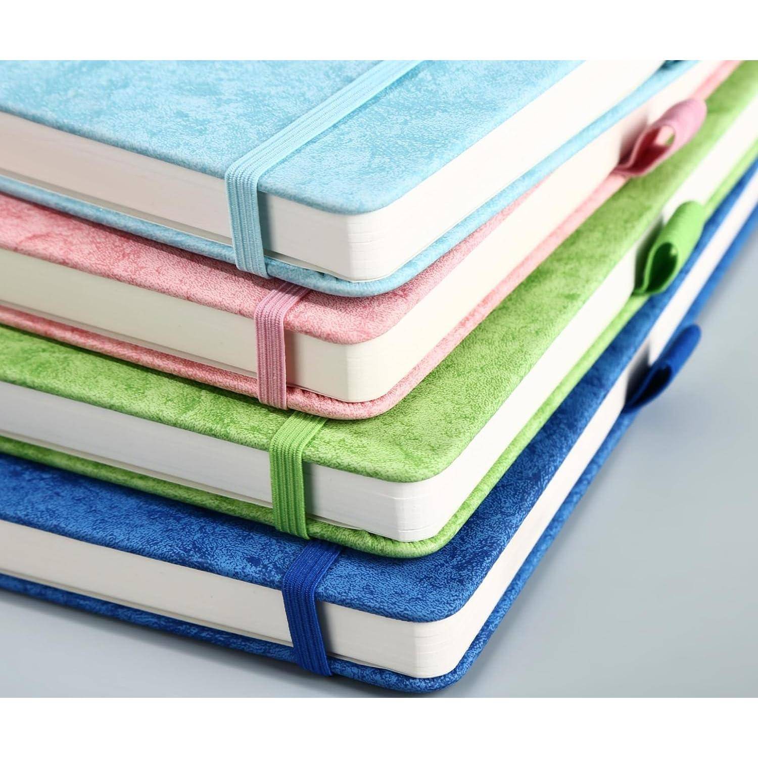 Stapel aus vier pastellfarbenen Hardcover-Notizbüchern mit Gummibändern in Blau, Rosa, Grün und Blau, in schräggestellter Ansicht vor hellem Hintergrund.