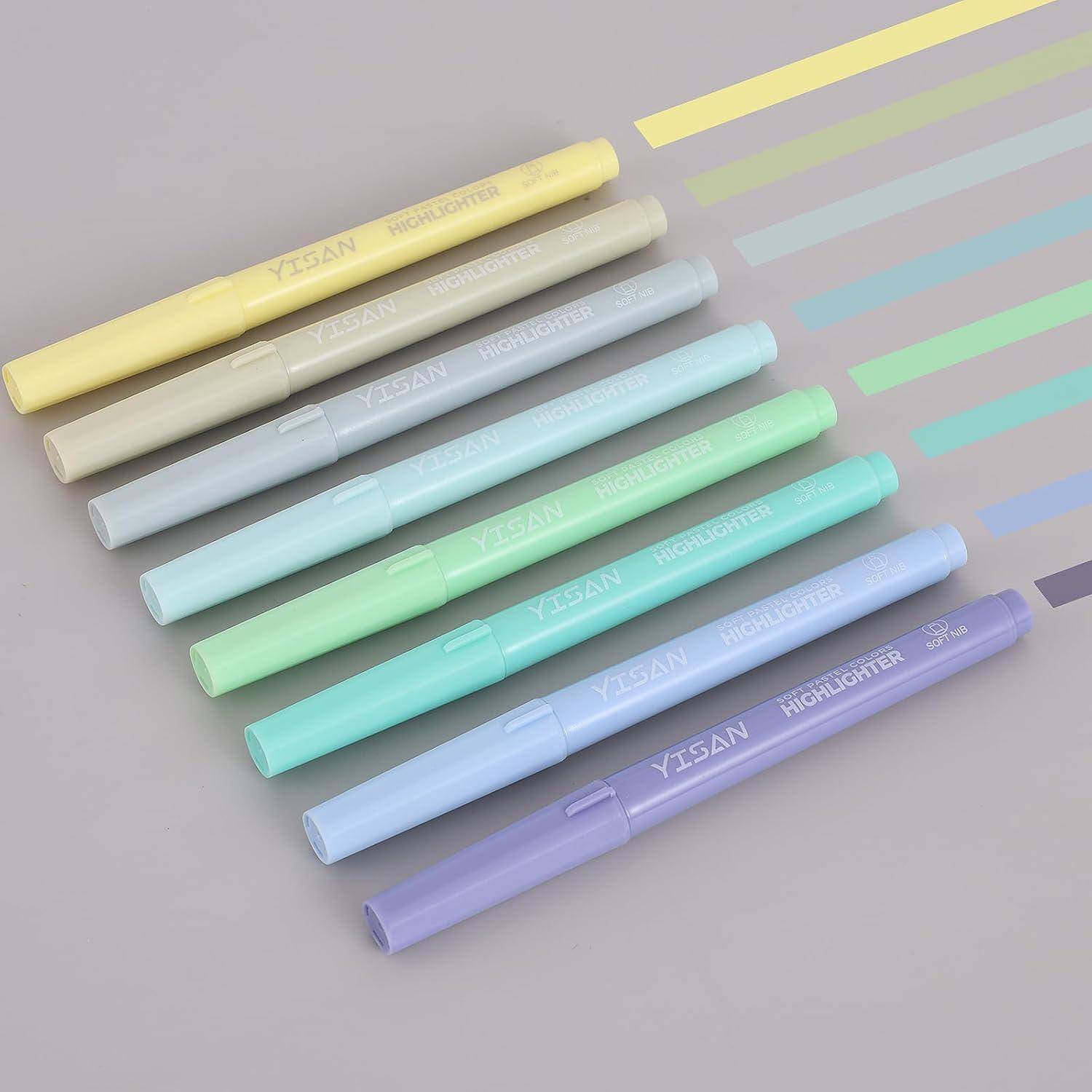 Sieben Pastellmarker in Diagonalreihe auf grauem Hintergrund angeordnet, mit entsprechend farbigen Tintenmustern daneben.