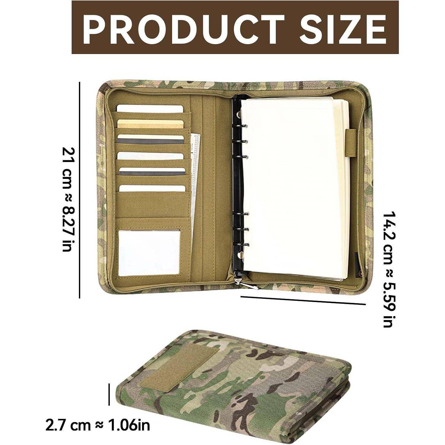 Produktgrößendiagramm eines Camouflage-Reißverschluss-Organizers: geöffnet 21 cm x 14,2 cm, geschlossene Dicke 2,7 cm, mit Kartenfächern und einem Ringbinder im Inneren.
