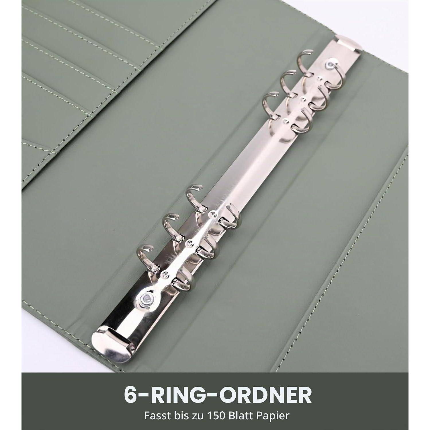 Nahaufnahme eines Sechsring-Bindermechanismus auf einem Einband in Salbeigrün mit der Aufschrift „6-RING-ORDER
