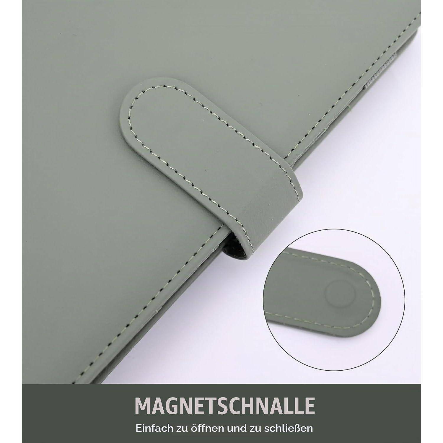 Nahaufnahme einer grauen ledartigen Klapptasche mit magnetischem Druckknopfverschluss, beschriftet mit „MAGNETSCHNALLE