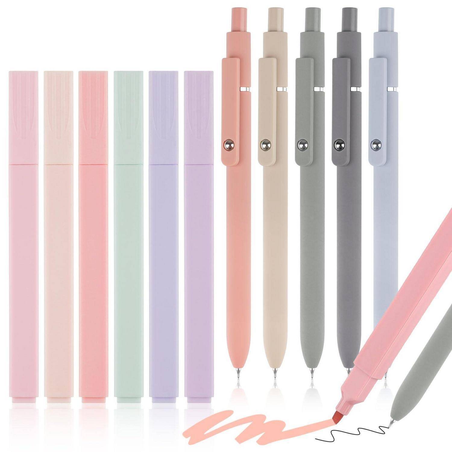 Bunte Pastellstifte und passende Marker-ähnliche Stifte aufrecht angeordnet, einige offen, die Pfirsich-, Beige-, Grün-, Grau- und Lavendelfarben/Musterstriche auf weißem Hintergrund zeigen.