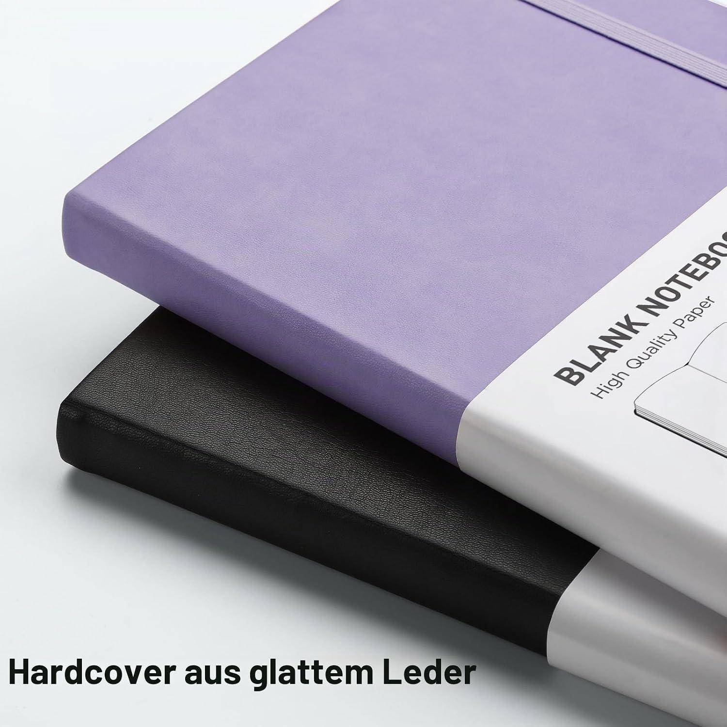 Zwei übereinander gestapelte Hardcover-Notizbücher, eines lila und eines schwarz, mit glatter lederähnlicher Oberfläche und sichtbarem Verpackungstext „BLANK NOTEBOOK