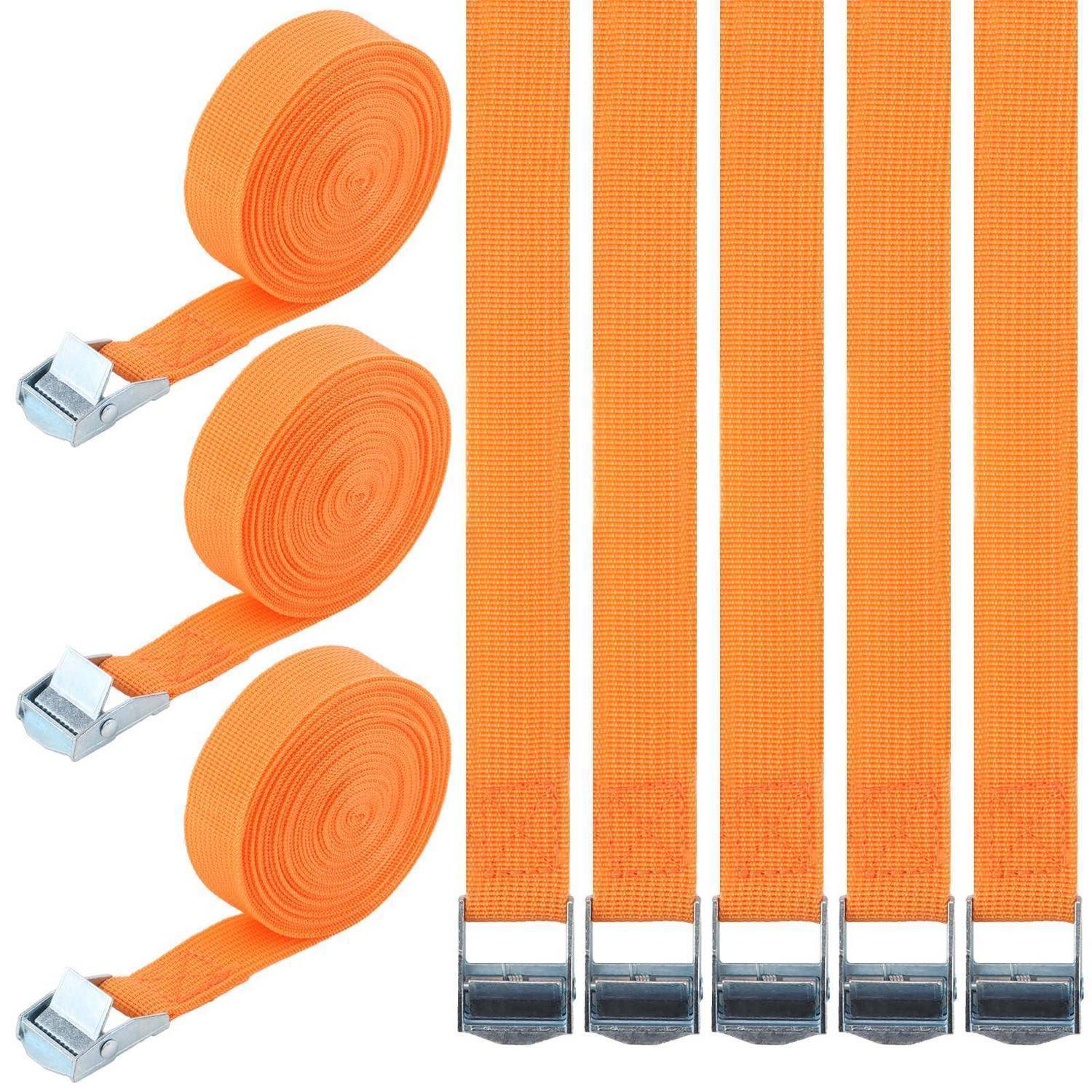 Orange Ratschen-Spanngurt, aufgerollt und flach ausgelegt dargestellt, mit Metallschnallen an einem Ende zum Sichern von Ladung.