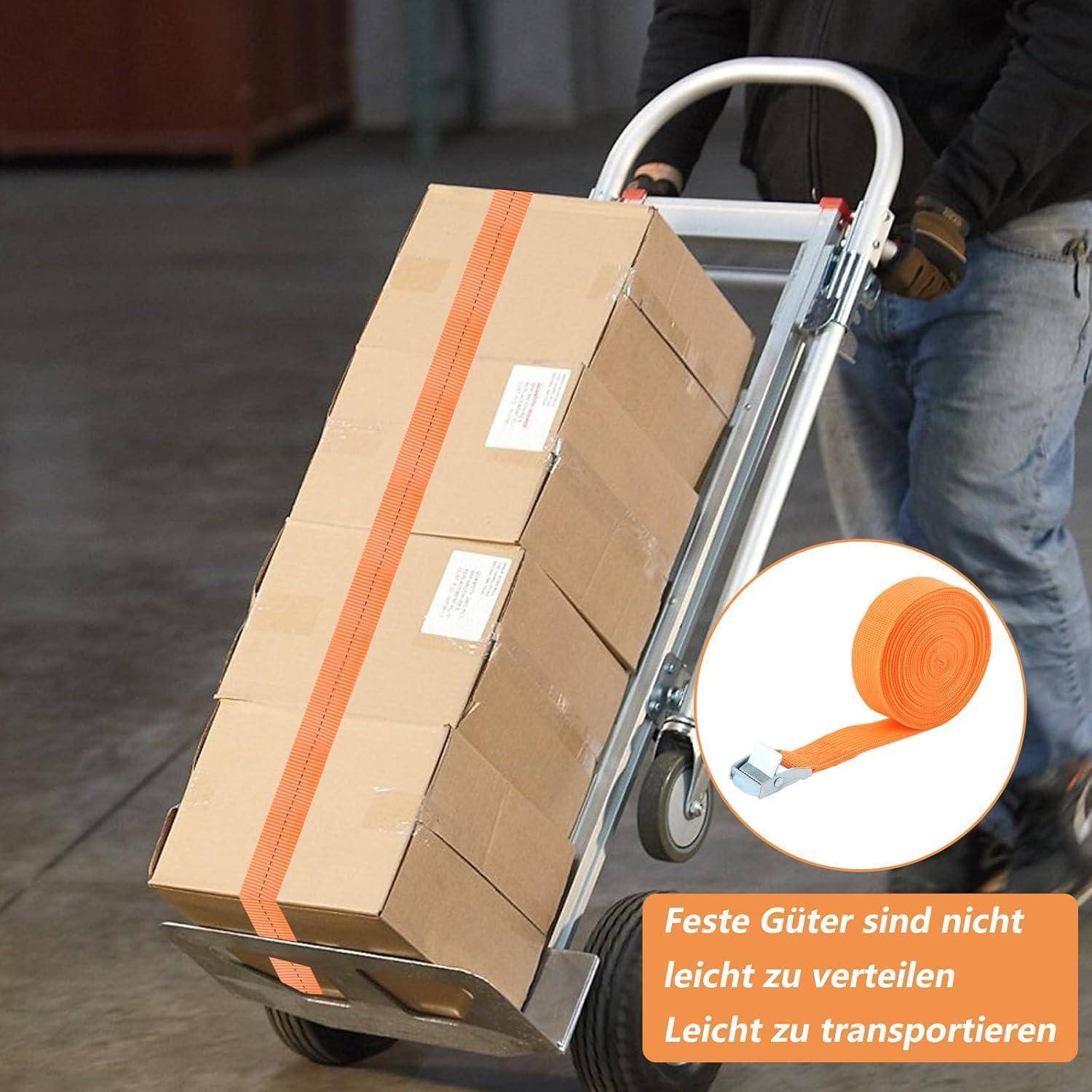 # Handwagen mit einem Stapel Pappkartons, gesichert mit orangefarbenen Gurten, mit einer Einführung zur Anzeige einer aufgerollten orangefarbenen Spanngurt und deutschem Text zum Transport schwerer Gegenstände.