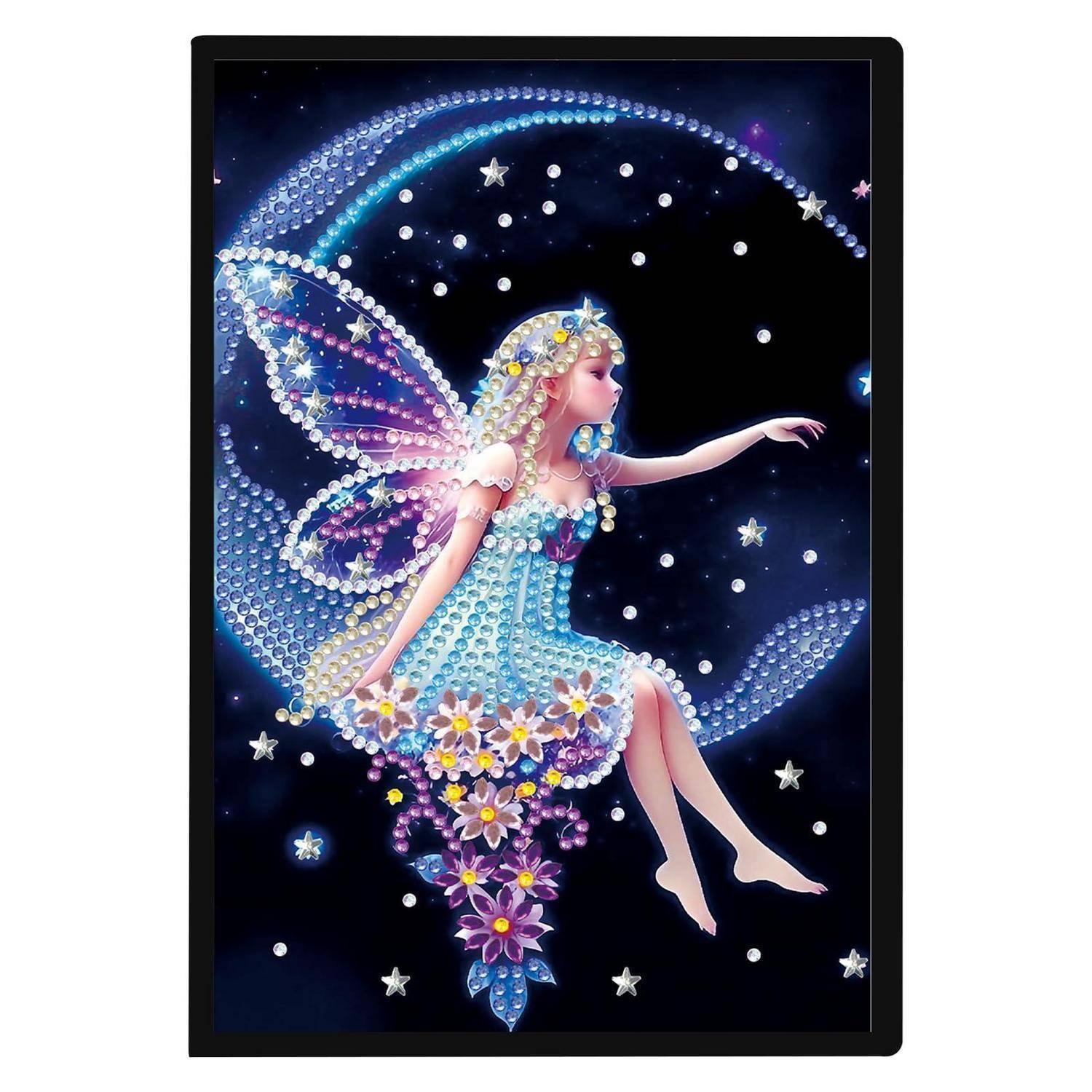 Eine Fantasy-Fee sitzt auf einer Mondsichel und greift in einen sternenklaren Nachthimmel hinaus, mit funkelnden Flügeln und einem blumenbedeckten Kleid.