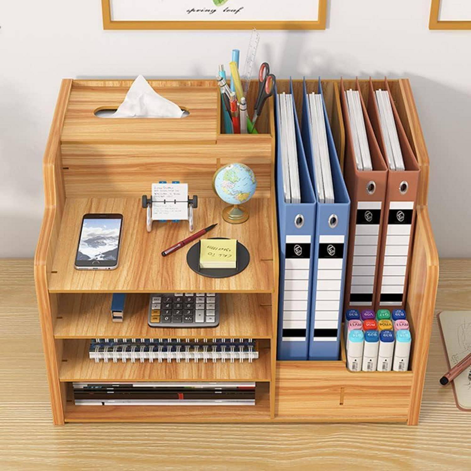 Holzschreibtischorganizer mit Taschentuchbox, Stifthaltern, Dateien, Taschenrechner, Telefon, Globus, Notizen und Markern auf einem Schreibtisch.
